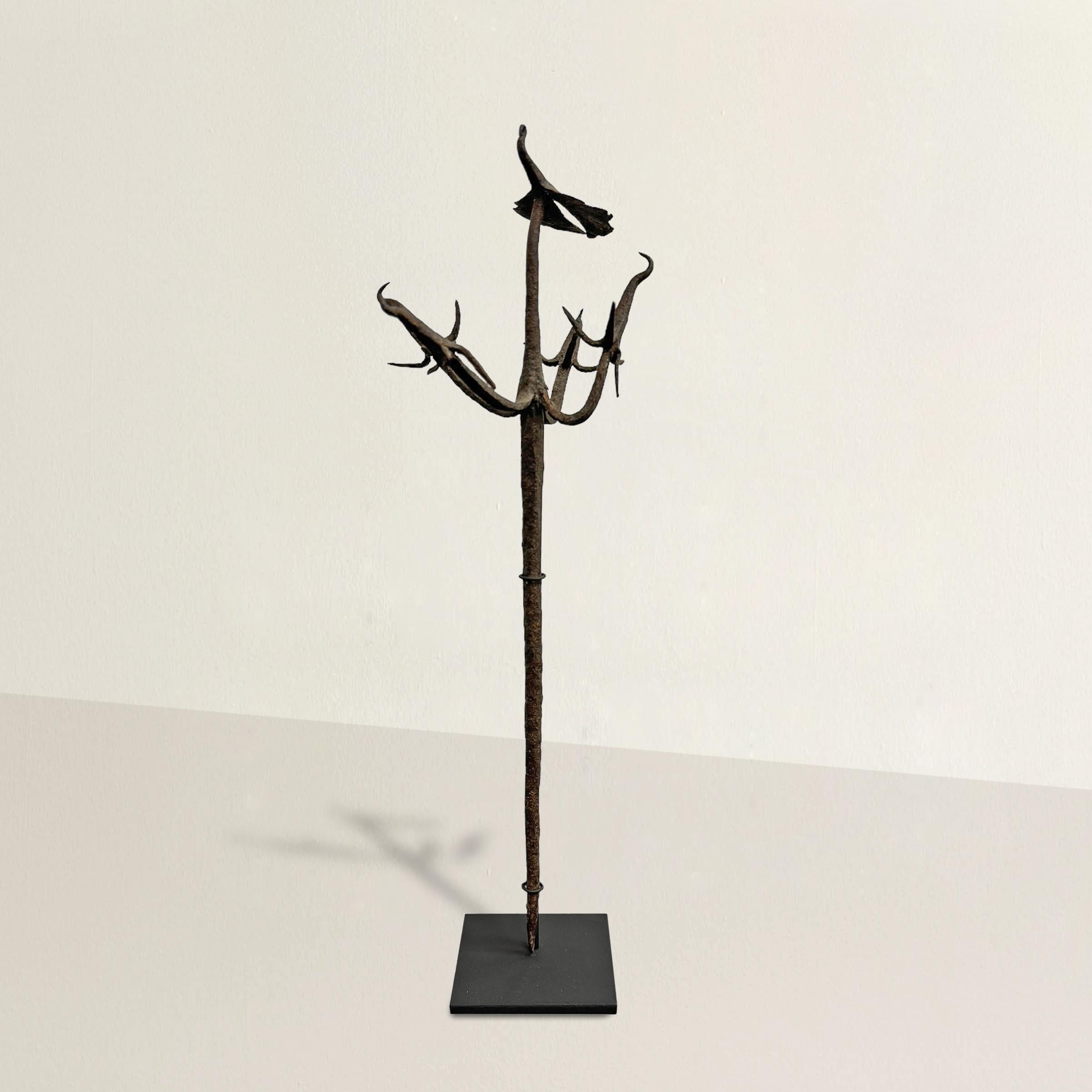 Ce bâton yoruba No Early Birds du début du XXe siècle, méticuleusement fabriqué en fer forgé, présente un oiseau central proéminent entouré de plusieurs figures aviaires stylisées, symbolisant l'harmonie spirituelle et naturelle. Les bâtons de
