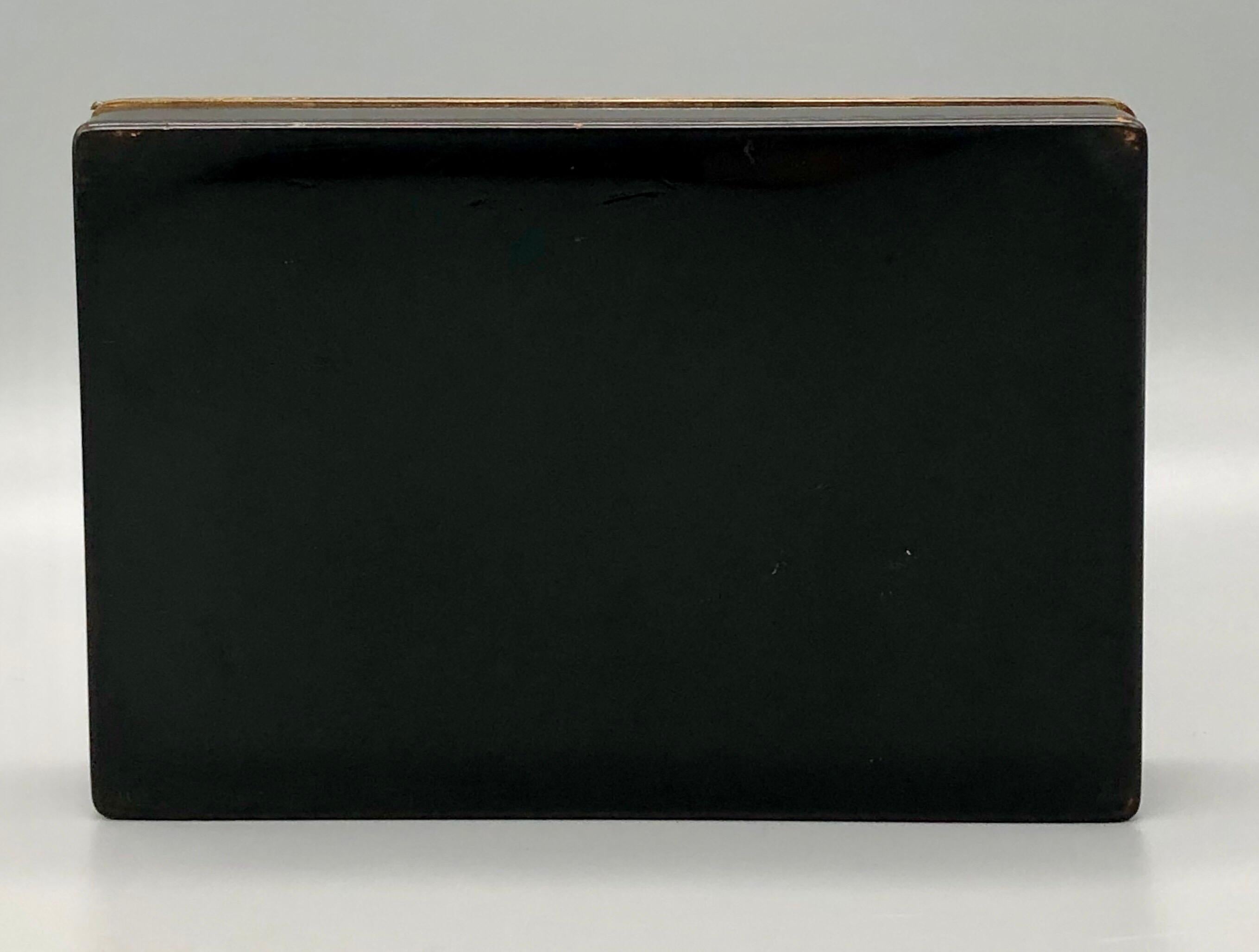 Early 20th Century Yamanaka Black Enamel Hinged Box with Carved Agate Flower For Sale 3