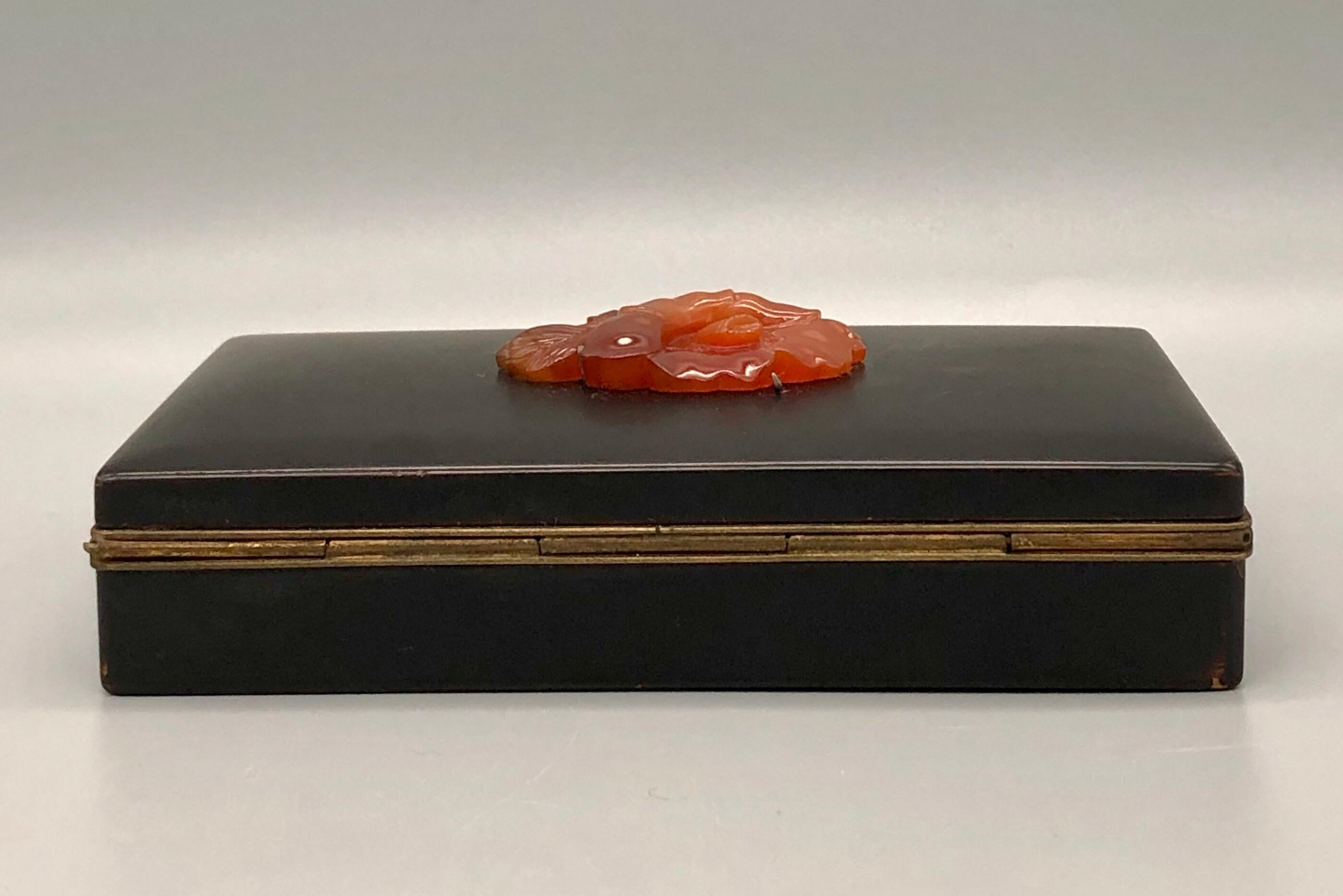 Art Deco Early 20th Century Yamanaka Black Enamel Hinged Box with Carved Agate Flower For Sale