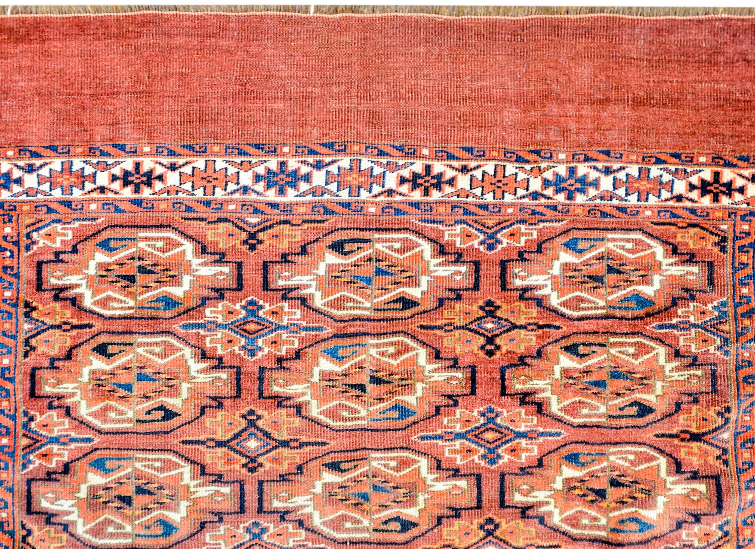 Tintura vegetale Tappeto Yamut dei primi del Novecento in vendita