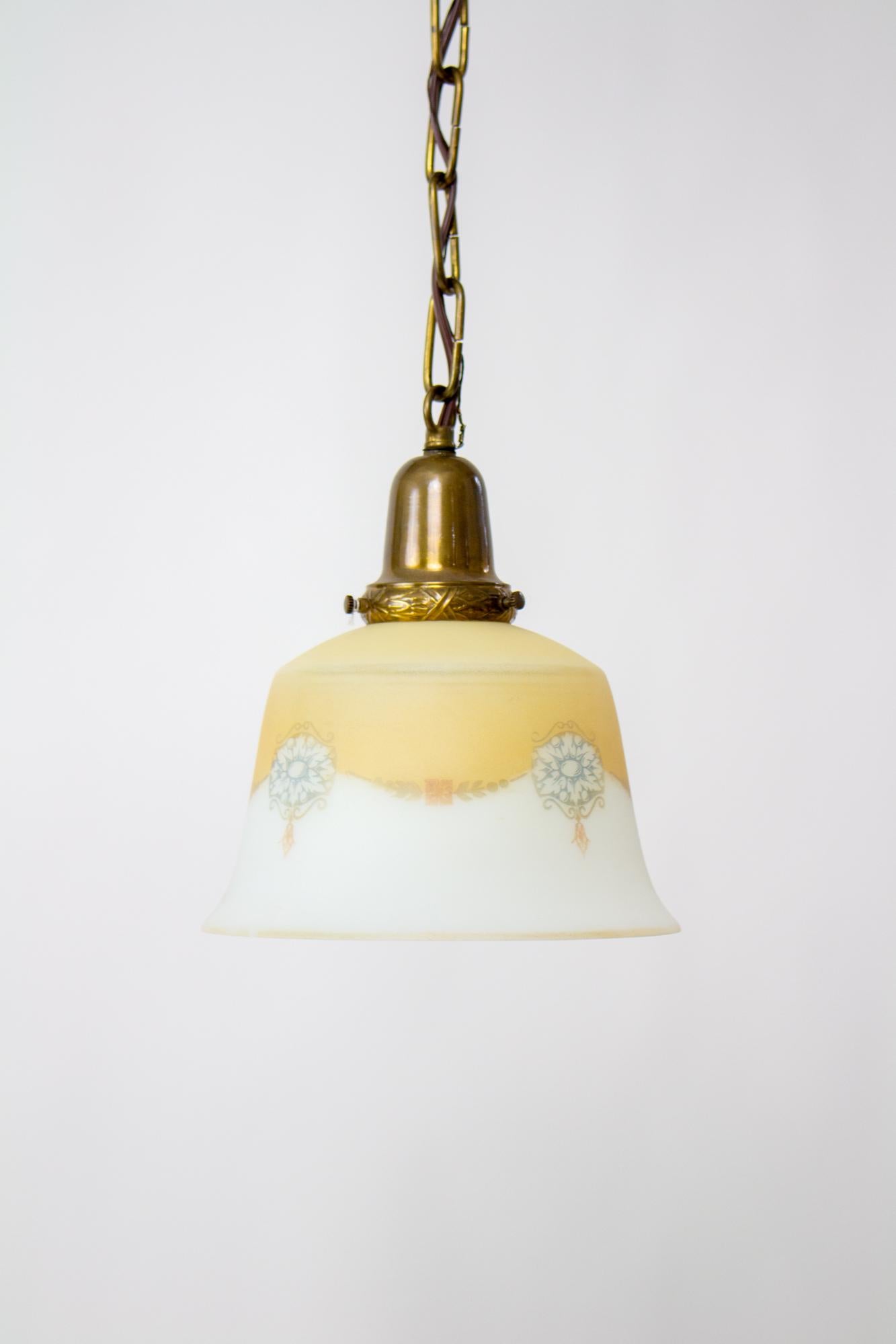 Classique américain Lampe pendante en verre jaune du début du 20e siècle en vente