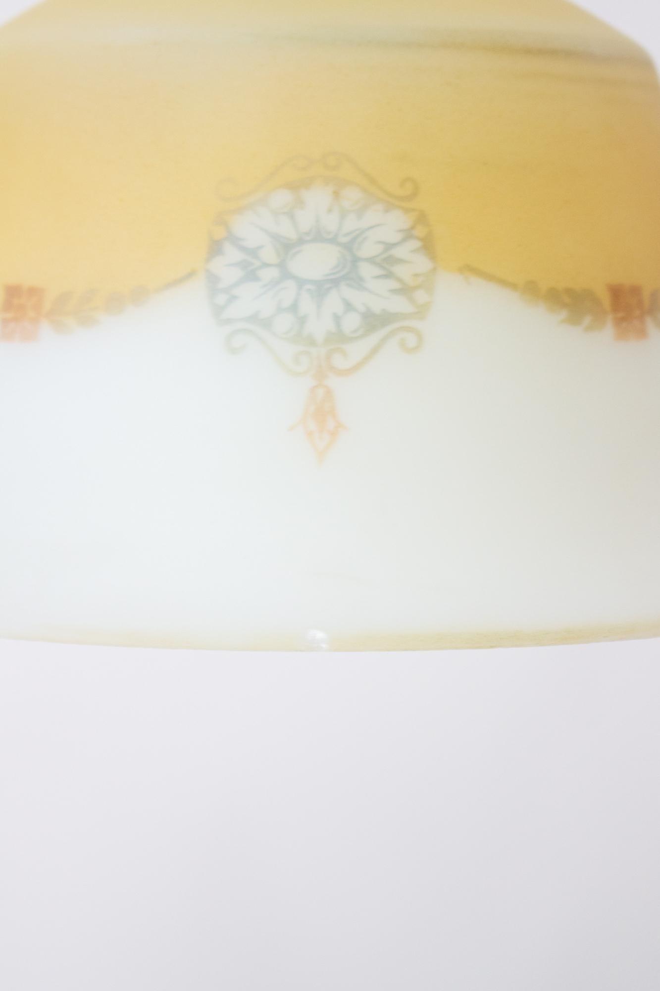Lampe pendante en verre jaune du début du 20e siècle Bon état - En vente à Canton, MA