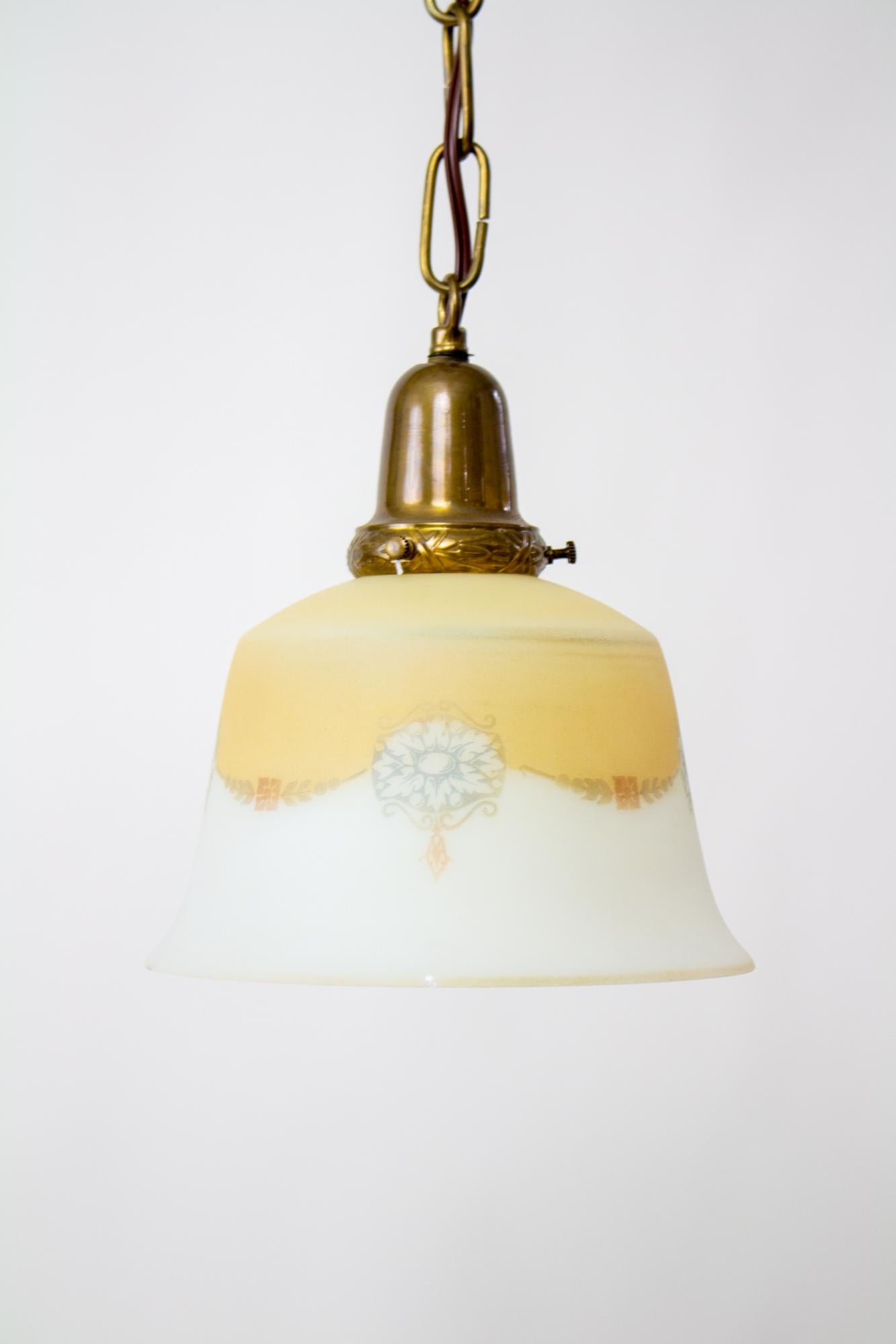 20ième siècle Lampe pendante en verre jaune du début du 20e siècle en vente