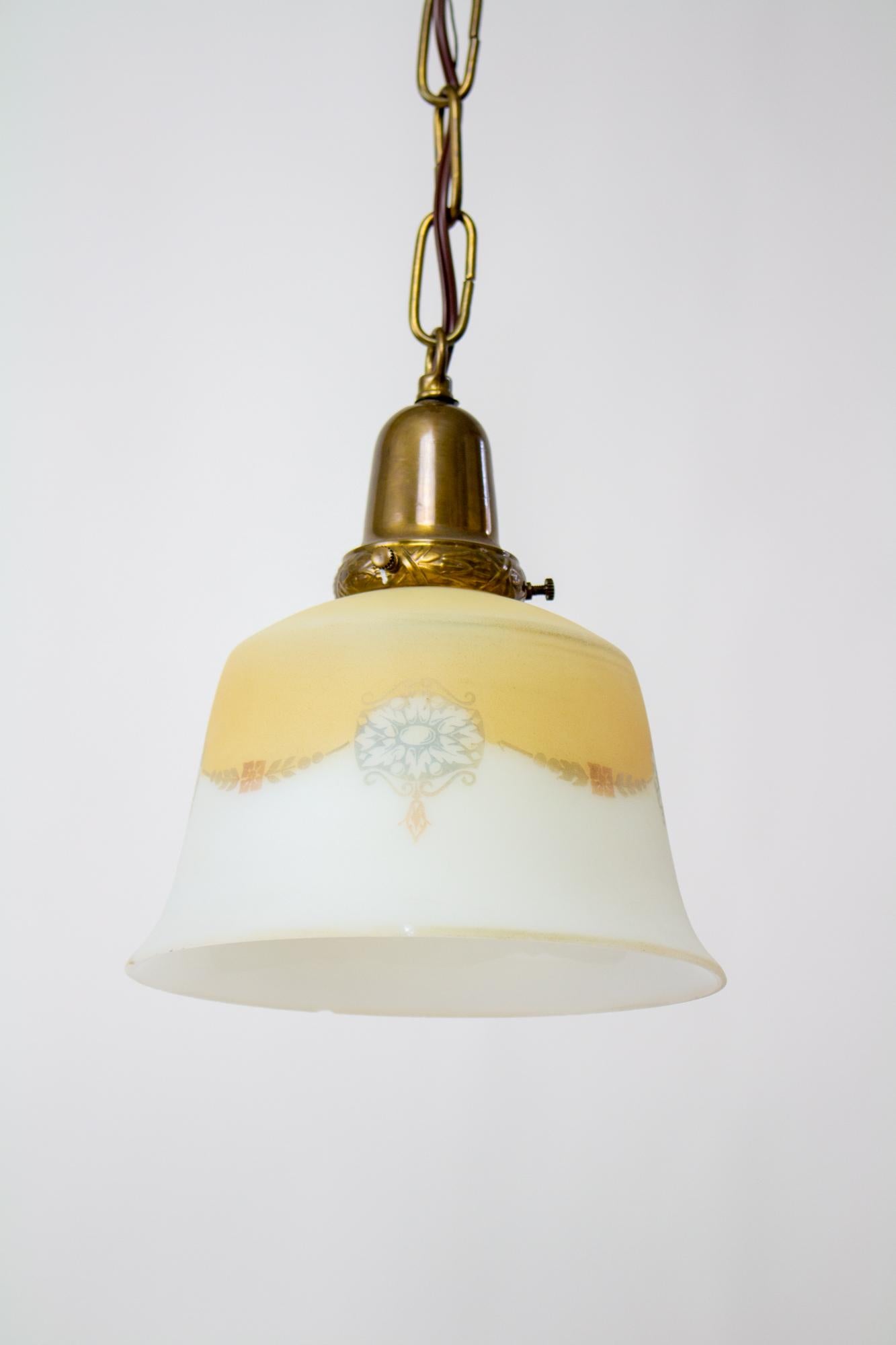Laiton Lampe pendante en verre jaune du début du 20e siècle en vente