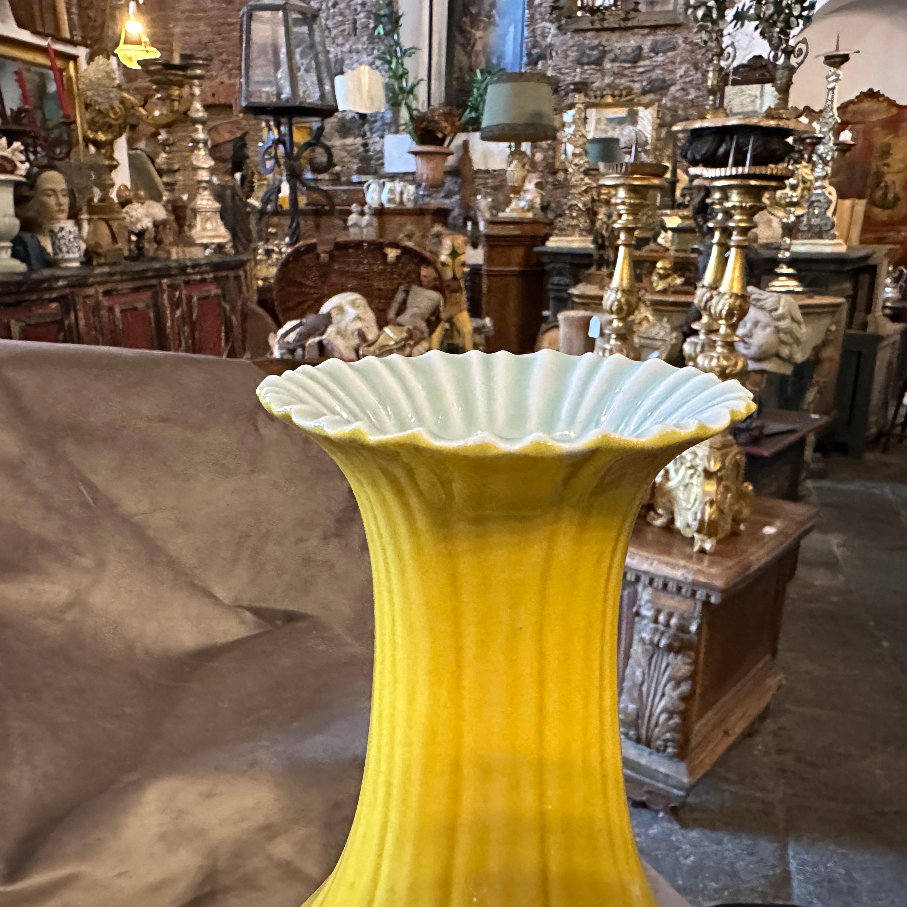 Early 20th Century Yellow Glazed Porcelain Chinese Vase In Good Condition In Catania, Sicilia