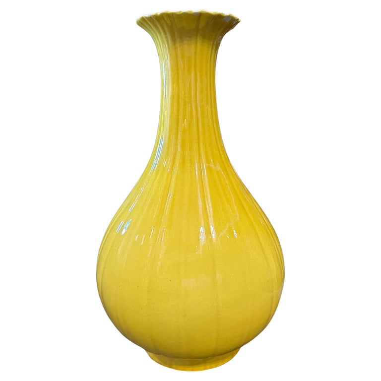 Early 20th Century Yellow Glazed Porcelain Chinese Vase For Sale at 1stDibs