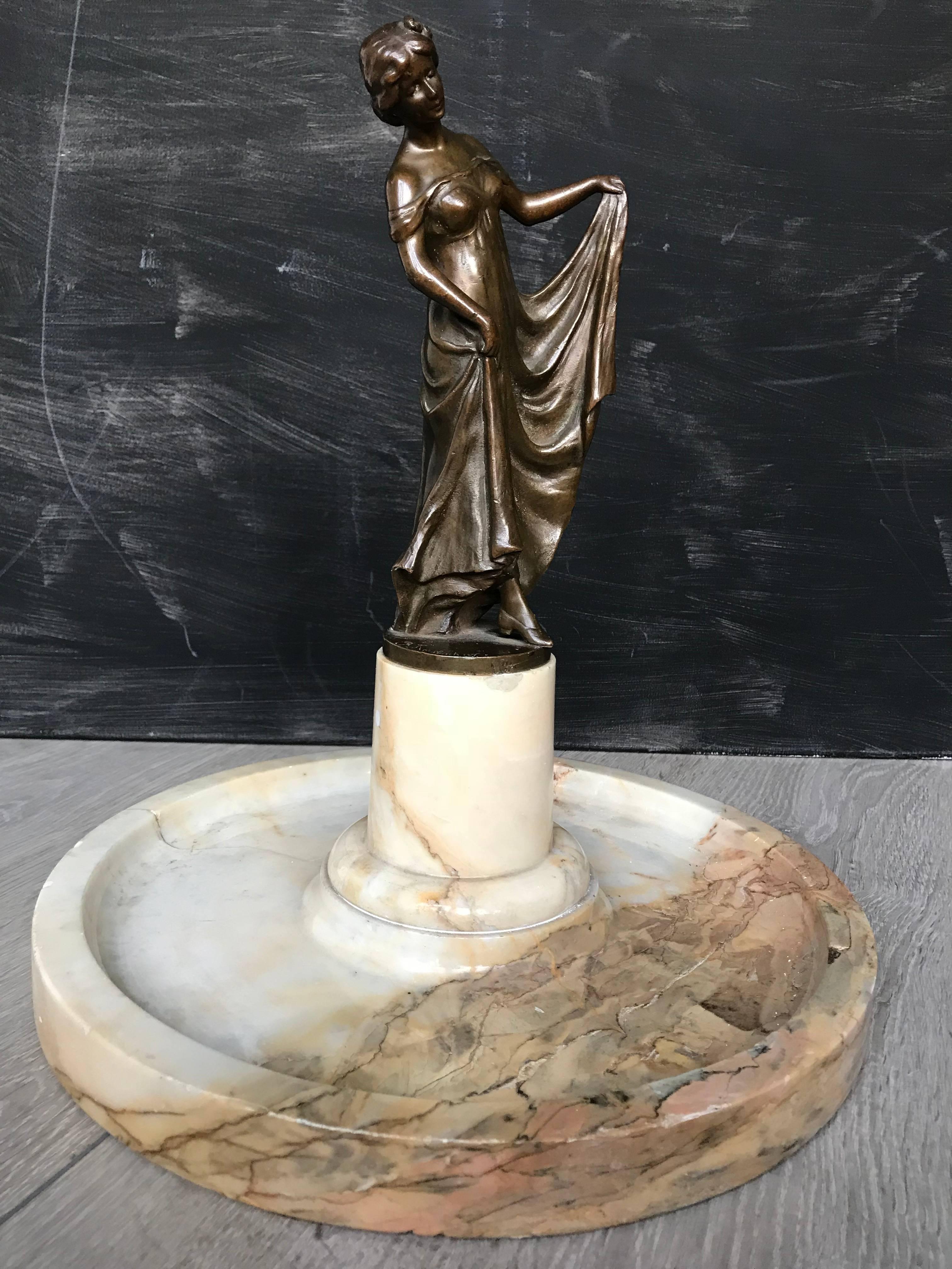 German Early 20th Century, Elegant Jugendstil Bronze Lady Sculpture on Marble Tray Base For Sale