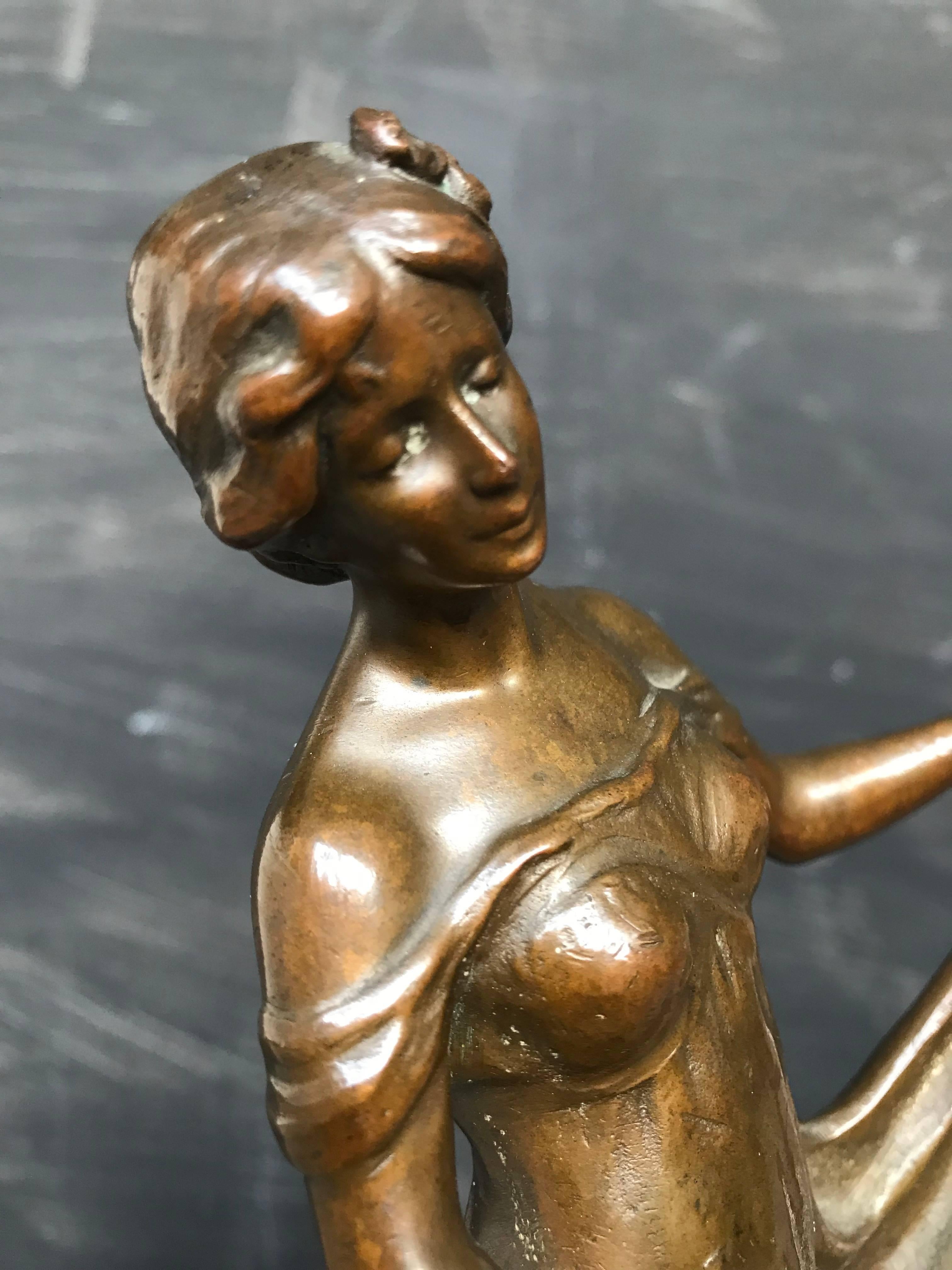 Early 20th Century, Elegant Jugendstil Bronze Lady Sculpture on Marble Tray Base In Good Condition For Sale In Lisse, NL