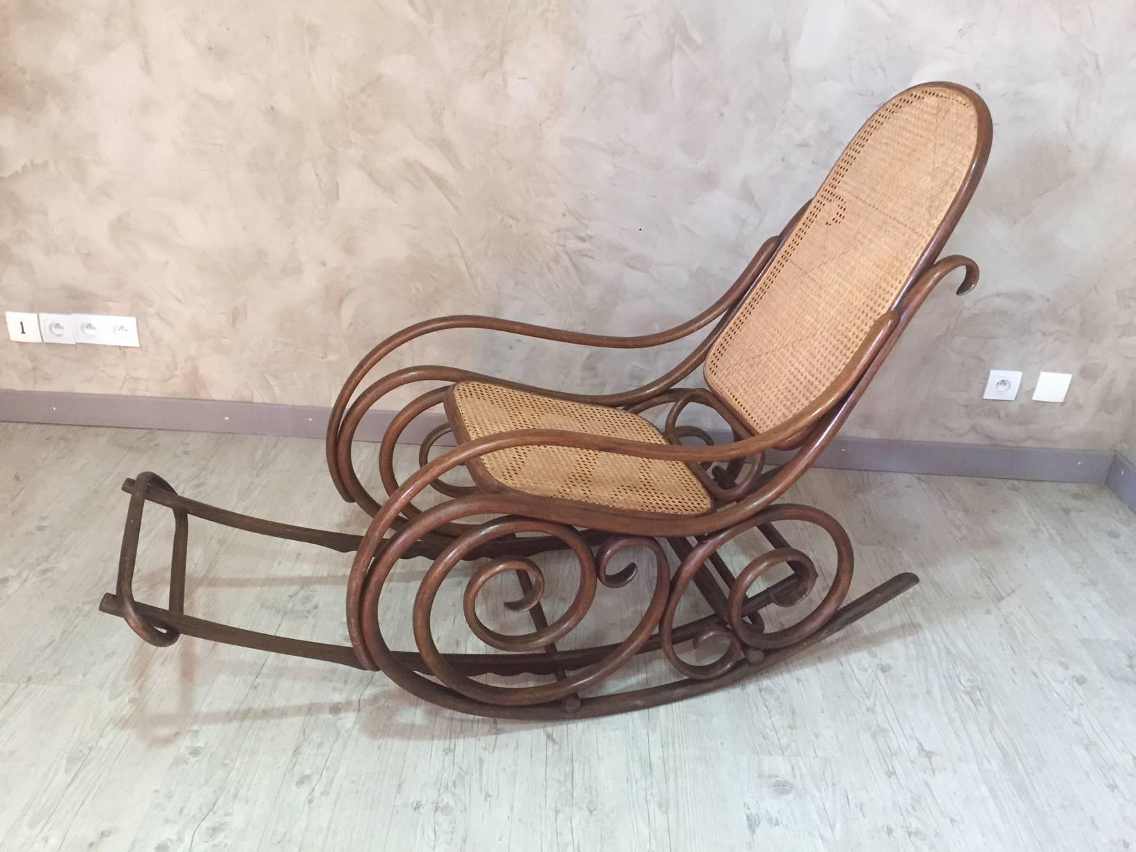 Early 20th Century, Thonet Caned Rocking Chair In Good Condition In LEGNY, FR