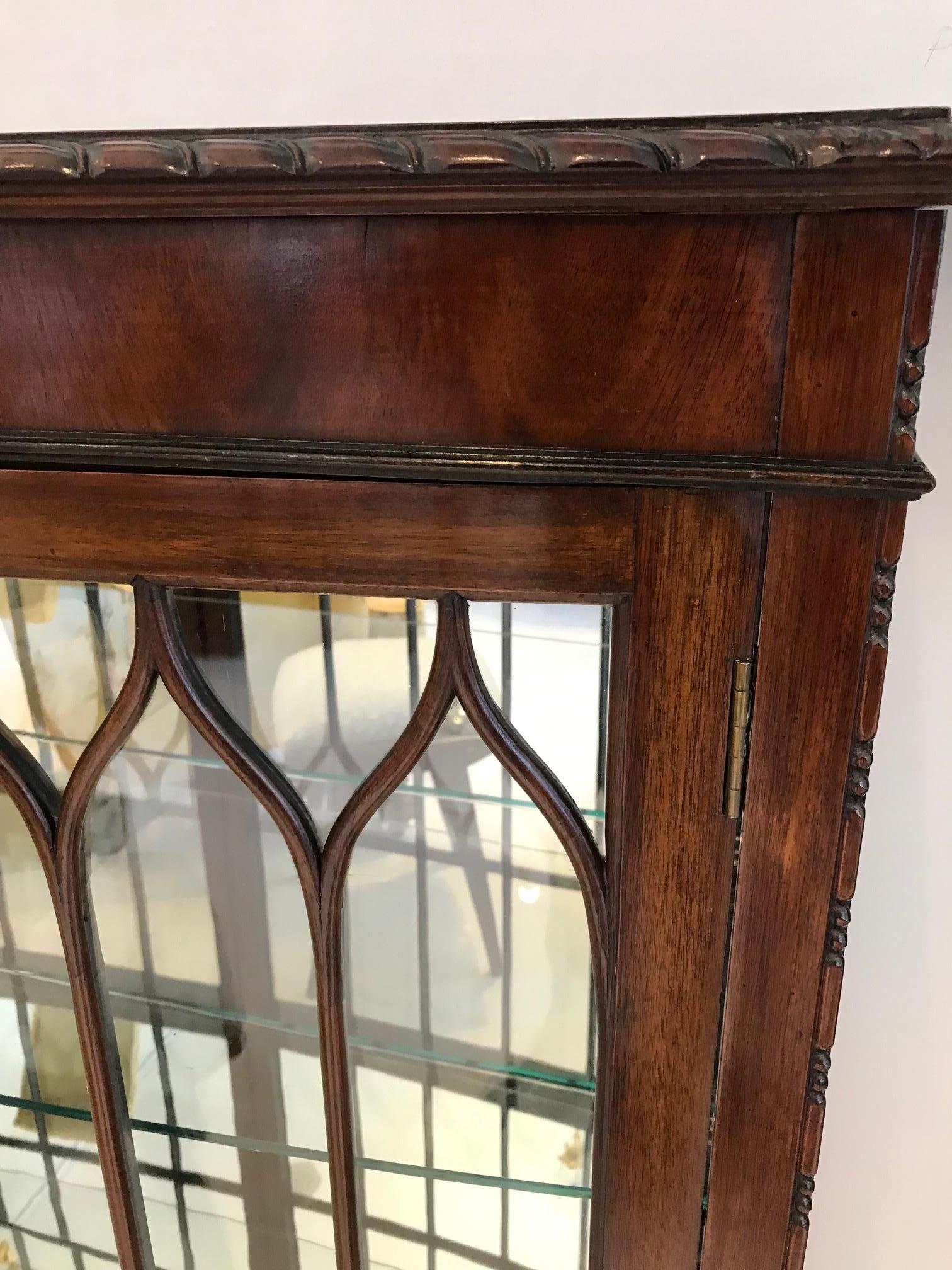 This Chippendale style vitrine was made in early 20th century in England. The all corpus is entirely mahogany veneered, supported on solid wood cabriole legs which ends with ball and claw. The interior is newly covered with mirrors.