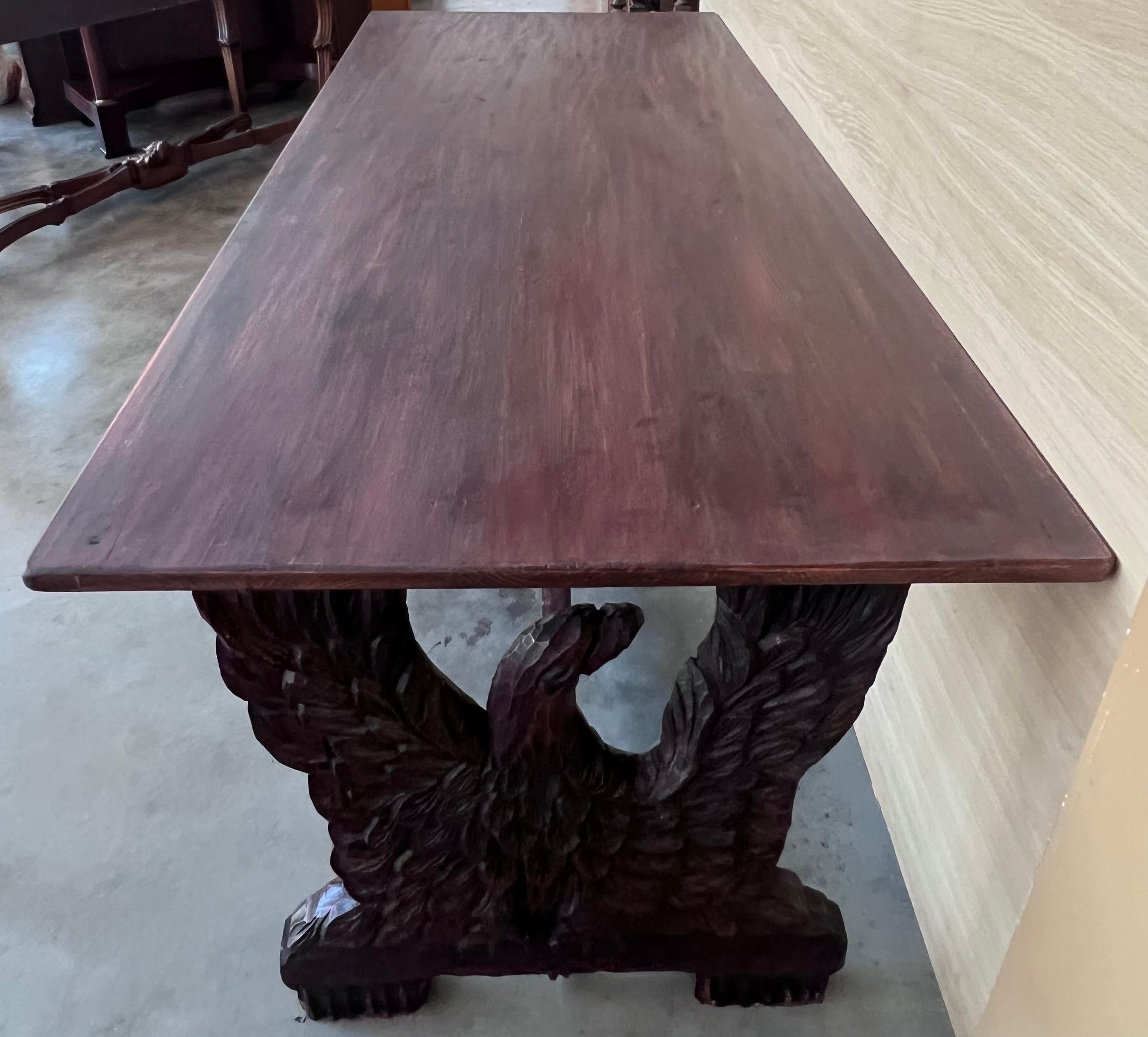 Table de salle à manger ou de centre du début du 20e siècle avec The Pedestal Eagles en noyer sculpté en vente 3