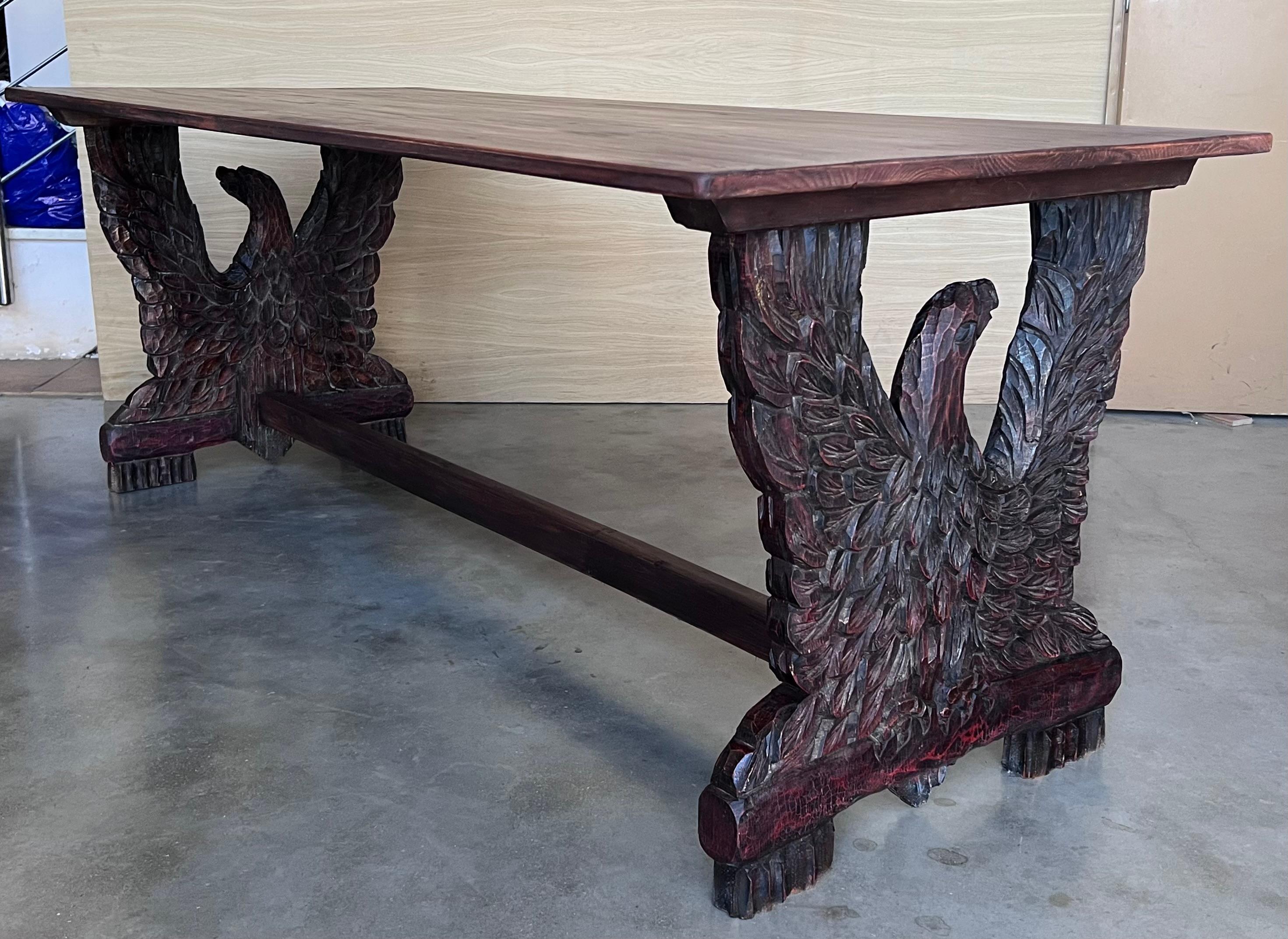 Table de salle à manger ou de centre du début du 20e siècle avec The Pedestal Eagles en noyer sculpté en vente 5