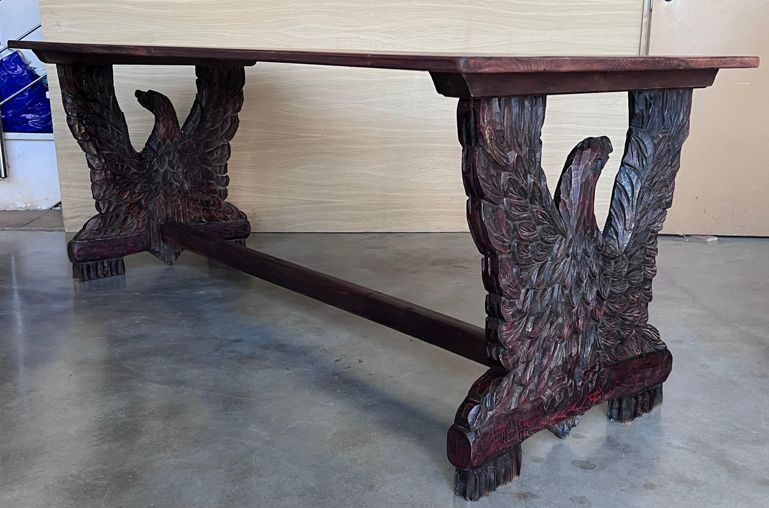 Table de salle à manger ou de centre du début du 20e siècle avec The Pedestal Eagles en noyer sculpté en vente 6