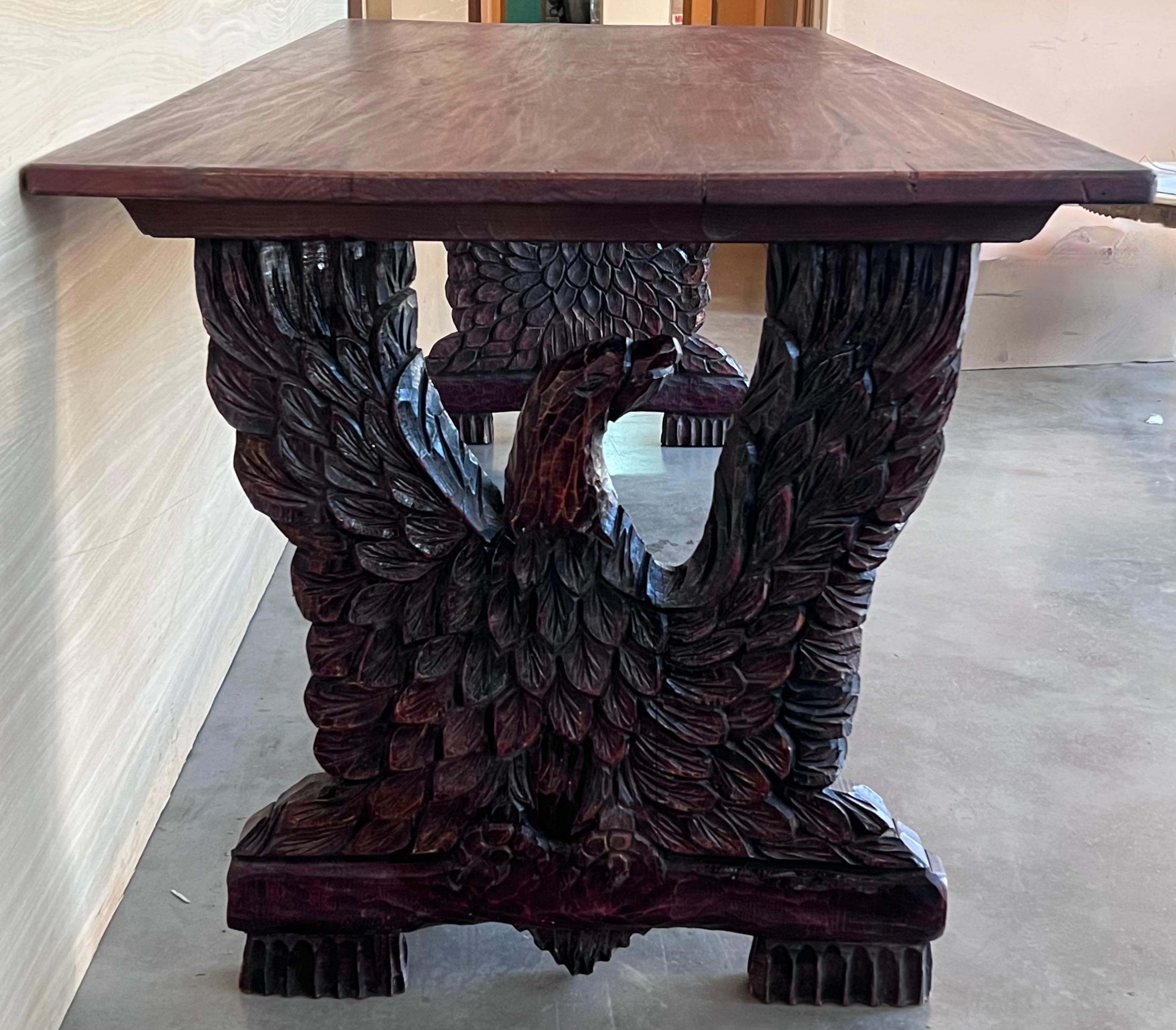 Espagnol Table de salle à manger ou de centre du début du 20e siècle avec The Pedestal Eagles en noyer sculpté en vente