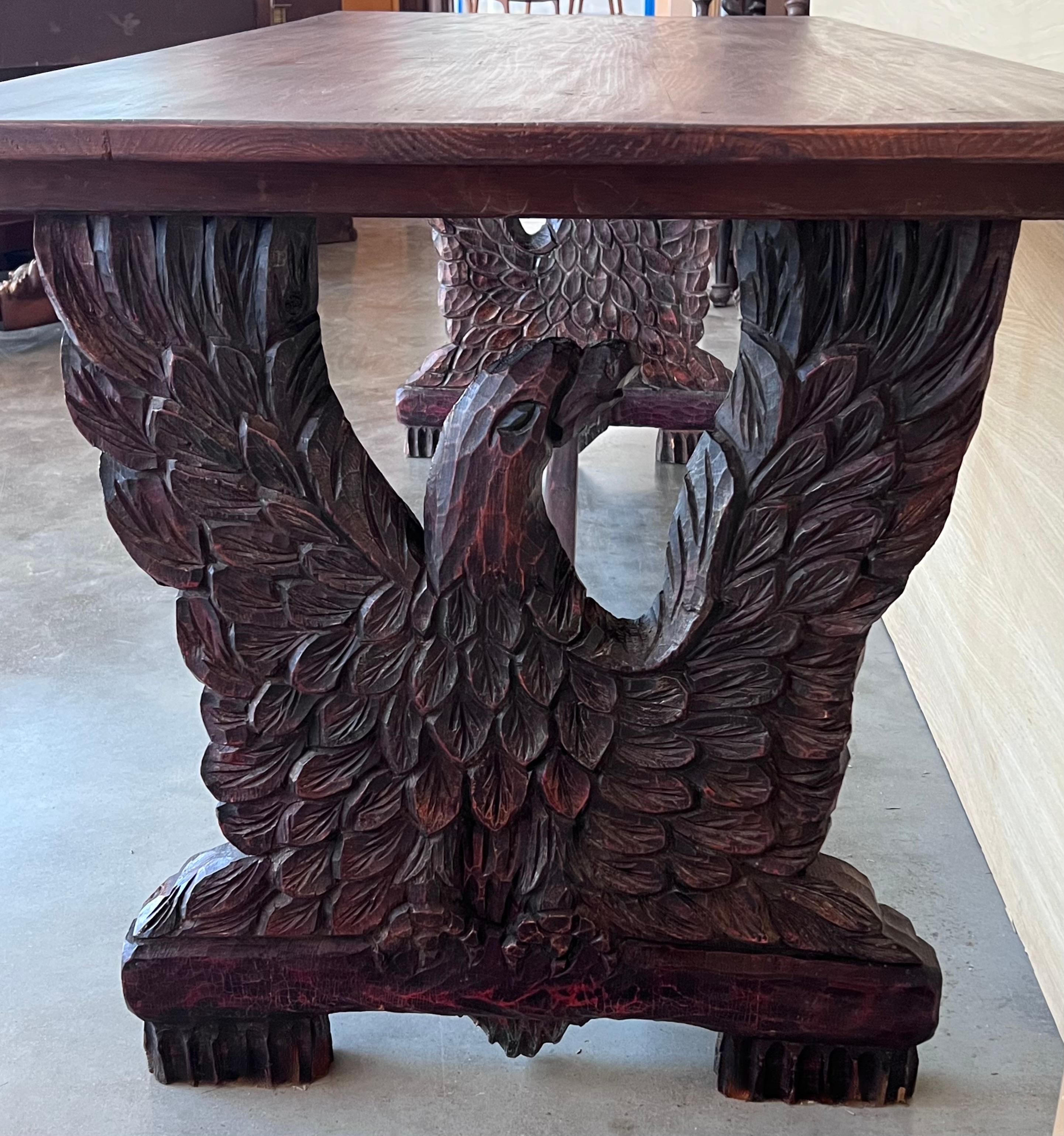 Table de salle à manger ou de centre du début du 20e siècle avec The Pedestal Eagles en noyer sculpté Bon état - En vente à Miami, FL