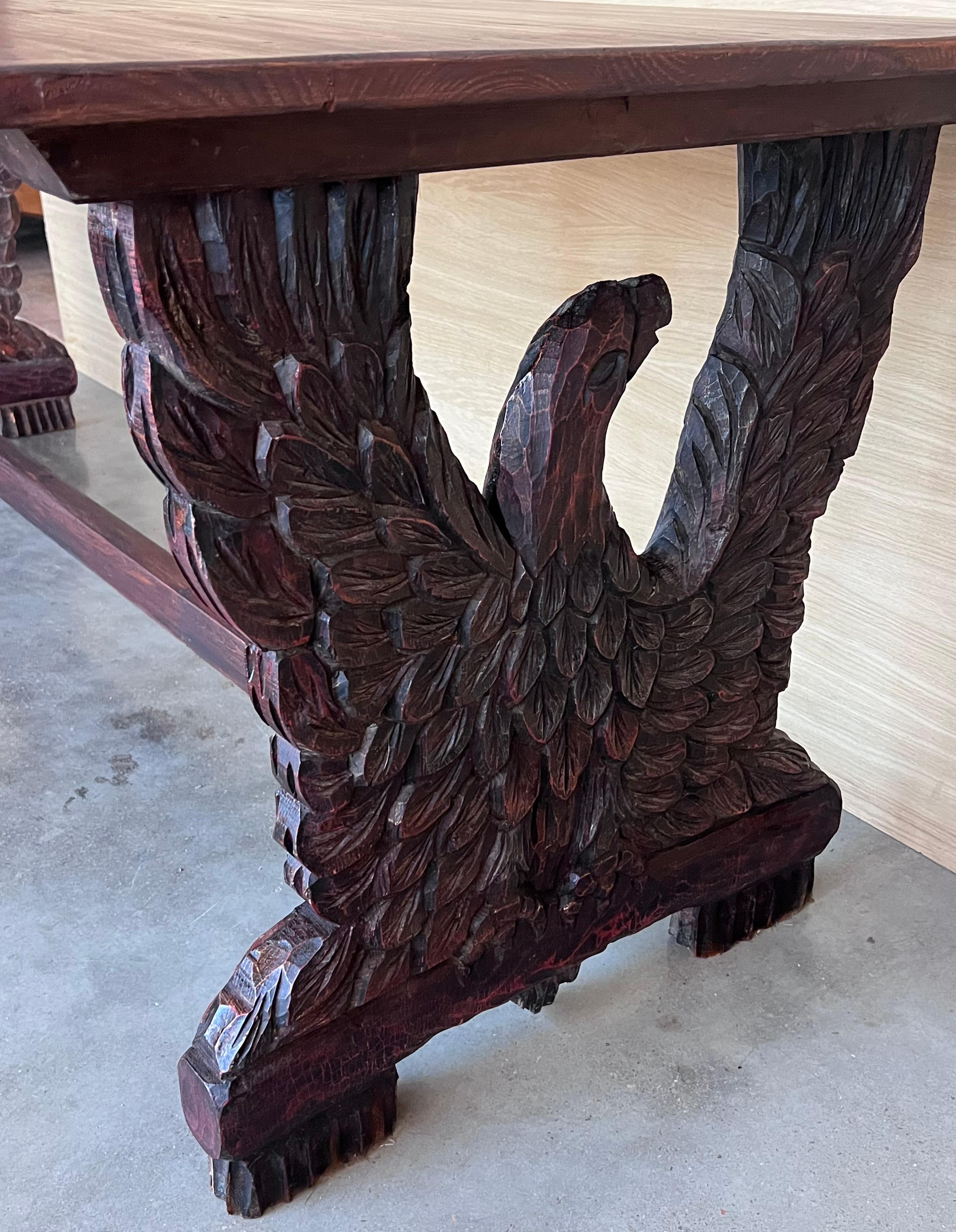 20ième siècle Table de salle à manger ou de centre du début du 20e siècle avec The Pedestal Eagles en noyer sculpté en vente