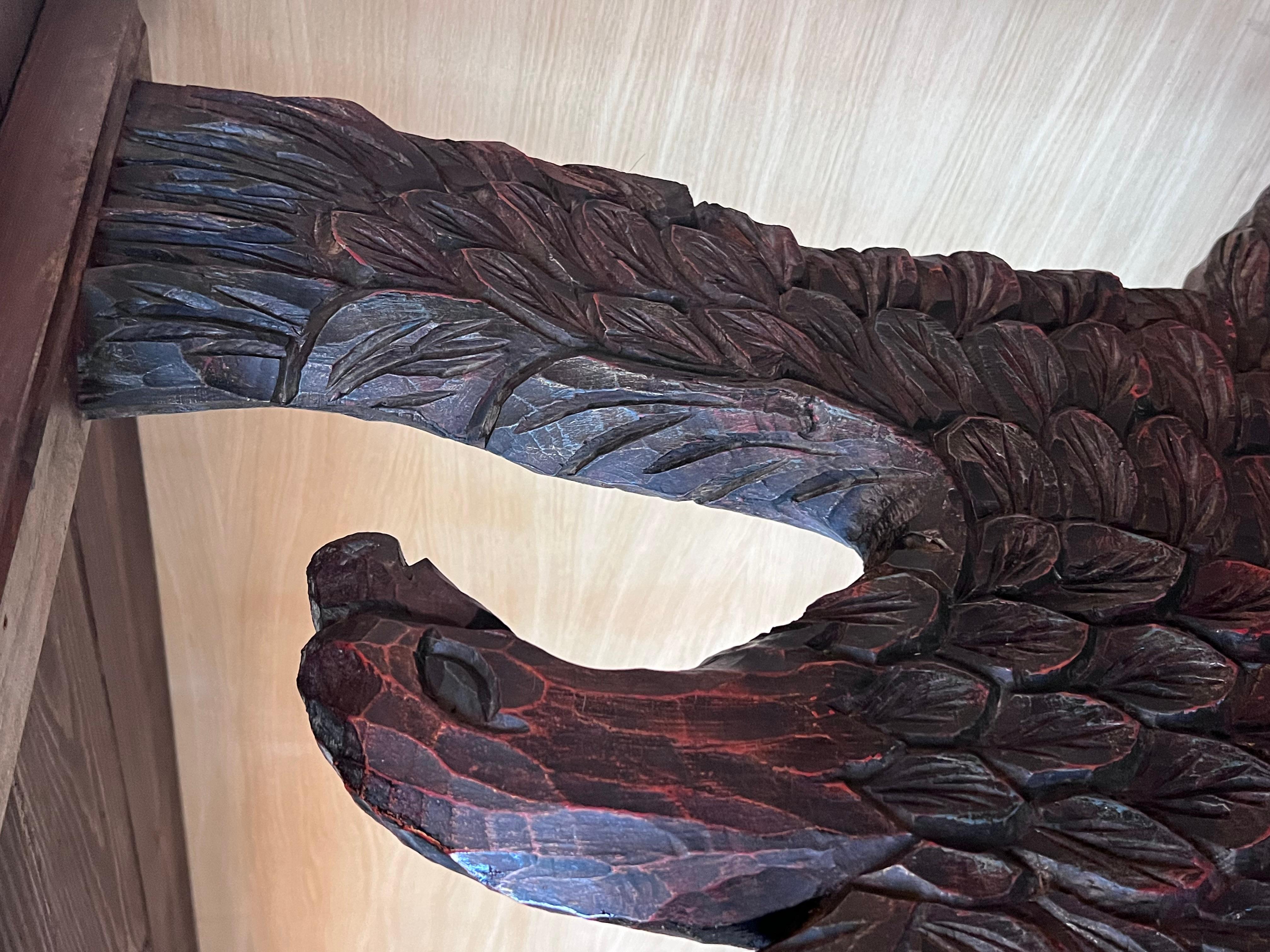 Noyer Table de salle à manger ou de centre du début du 20e siècle avec The Pedestal Eagles en noyer sculpté en vente