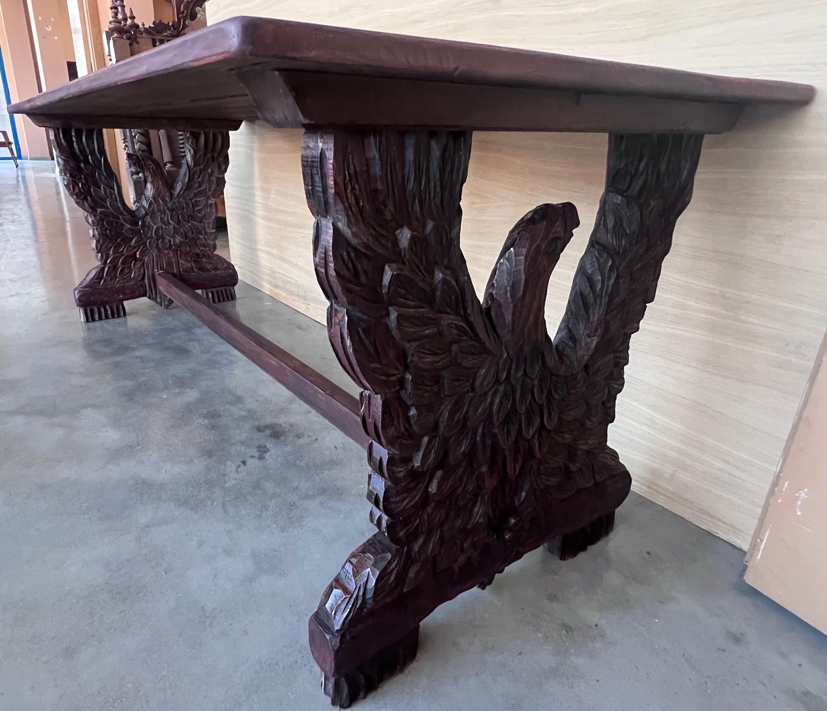 Table de salle à manger ou de centre du début du 20e siècle avec The Pedestal Eagles en noyer sculpté en vente 2