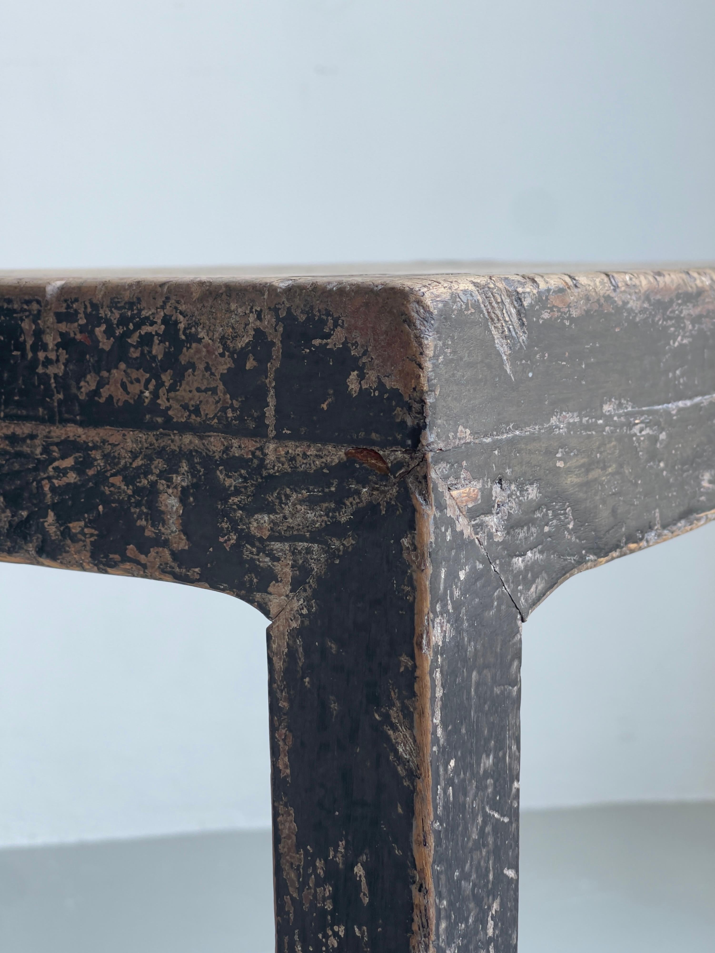 Tabouret d'art et d'artisanat européen du début du 20e siècle en chêne massif et peinture noire d'origine. en vente 2
