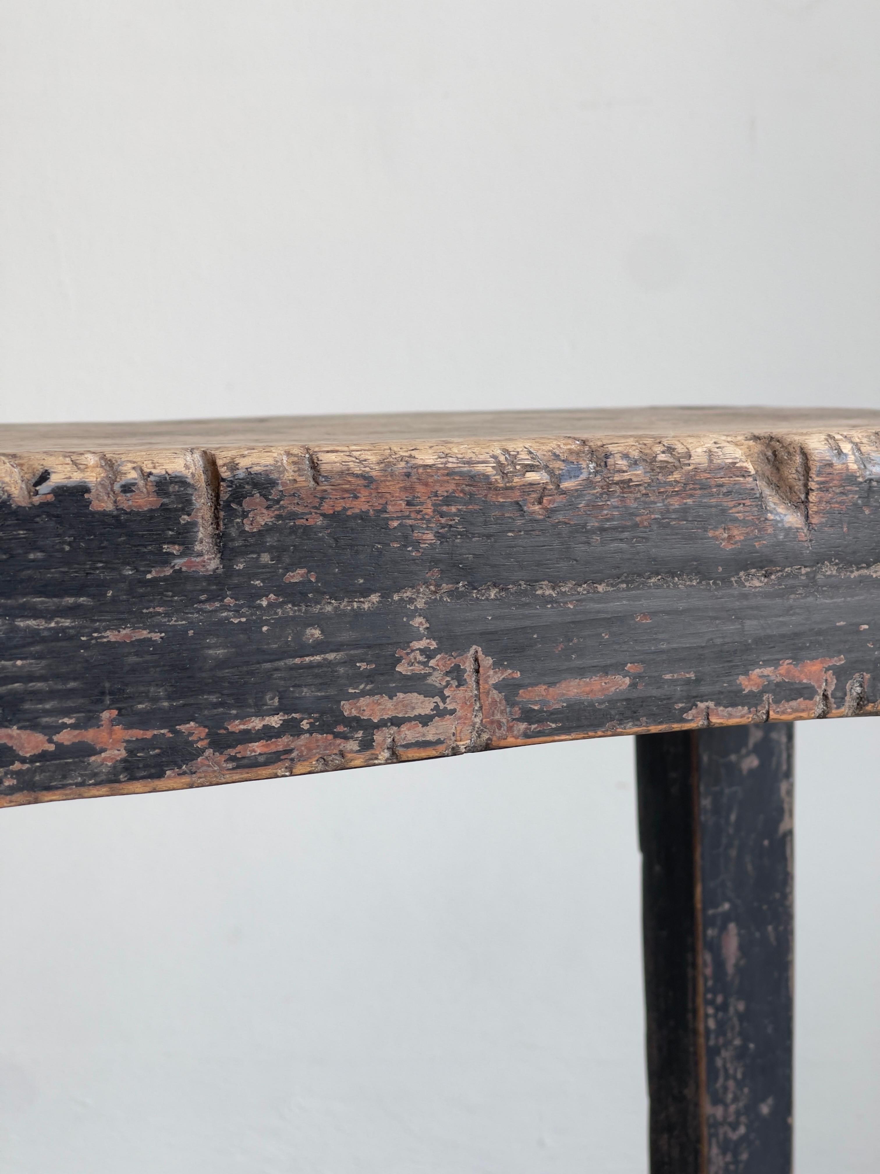 Tabouret d'art et d'artisanat européen du début du 20e siècle en chêne massif et peinture noire d'origine. en vente 3