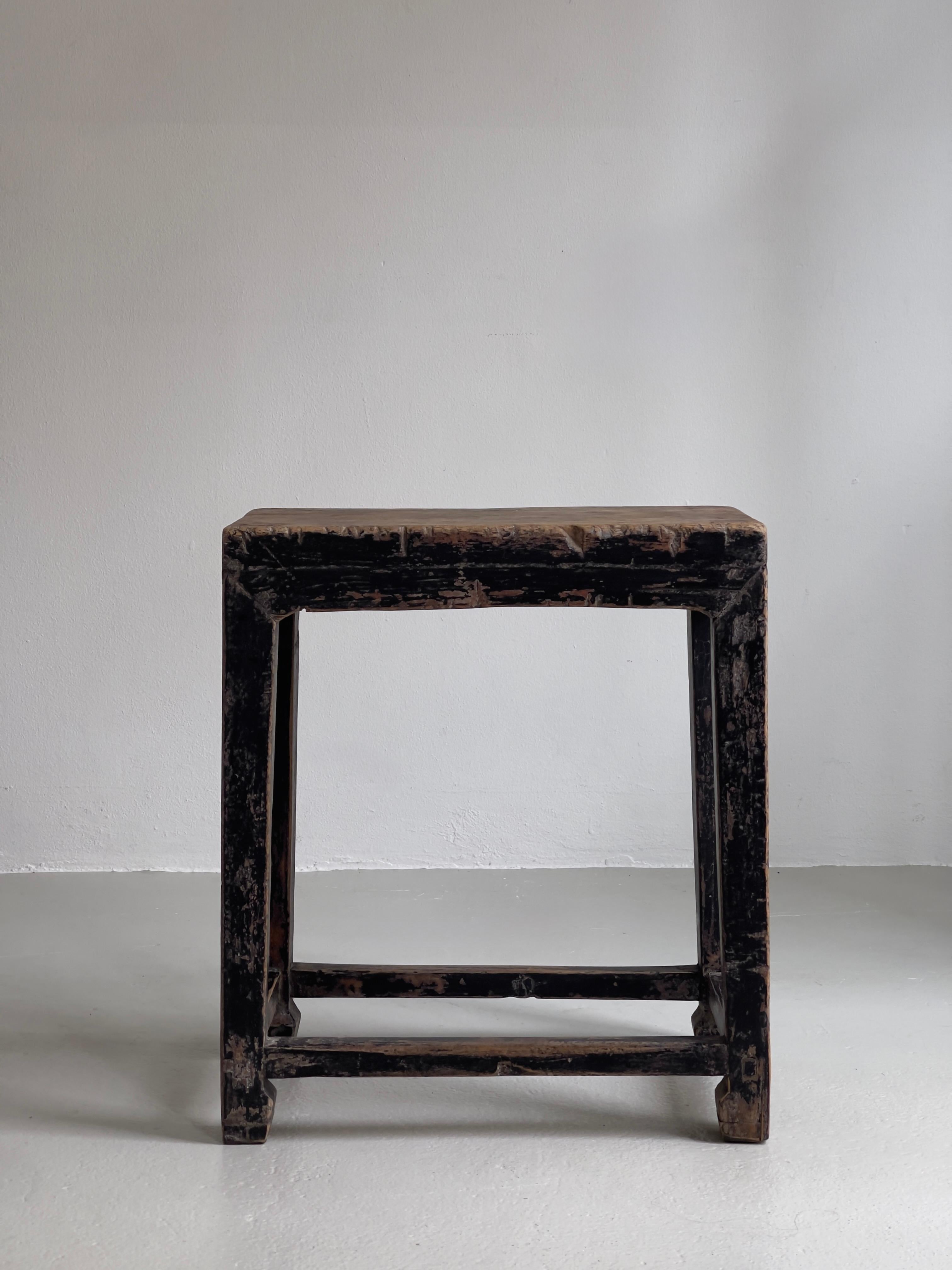
Ce tabouret Art nouveau européen du début du XXe siècle, fabriqué en chêne massif, est un exemple frappant de l'attachement de cette période au design organique et à l'artisanat. Fortement patiné avec sa peinture noire d'origine, le tabouret dégage