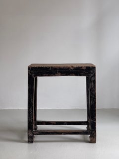 Europäischer Kunst- und Craft-Hocker des frühen 20. Jahrhunderts aus massiver Eiche mit schwarzer Originallackierung.