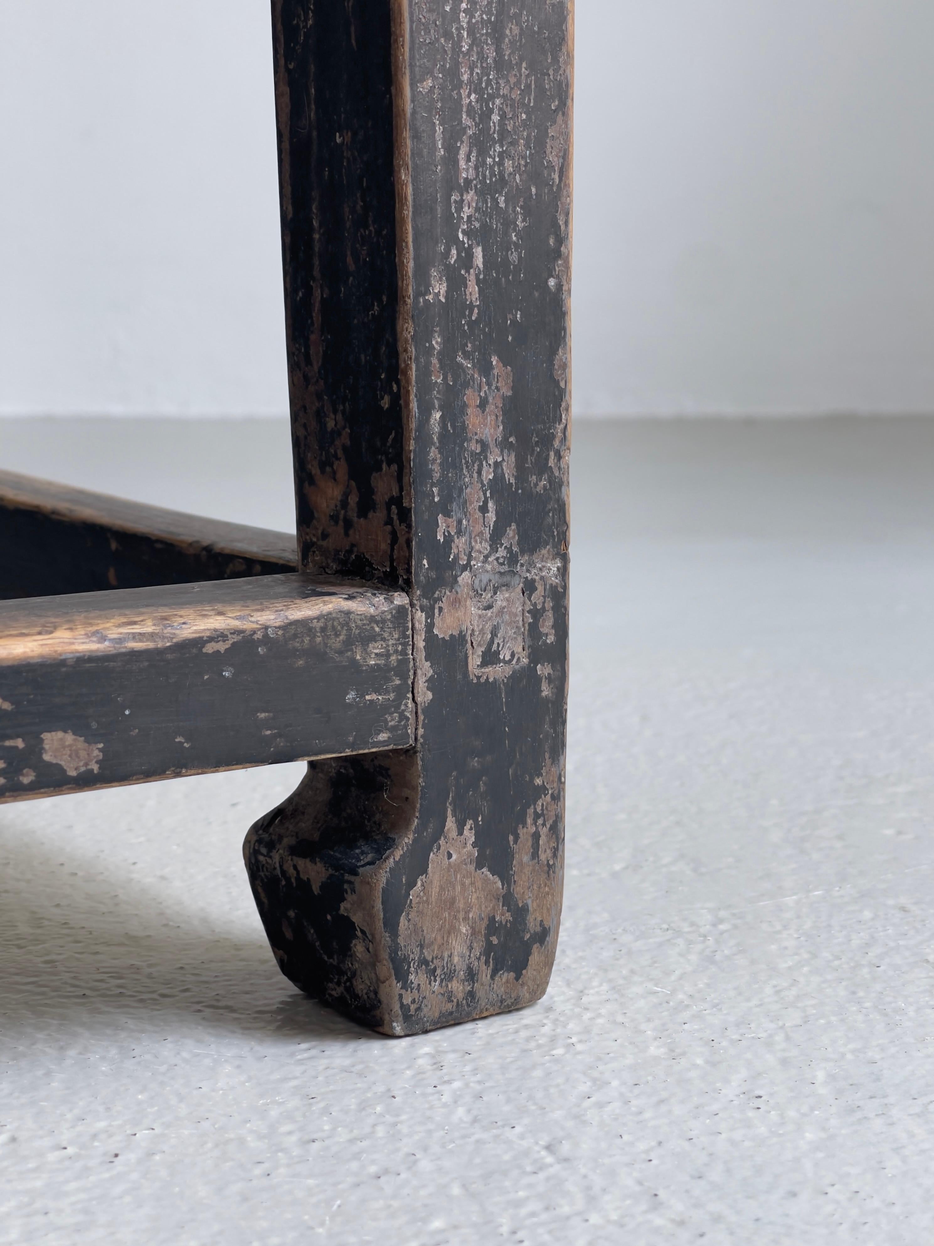 Arts and Crafts Tabouret d'art et d'artisanat européen du début du 20e siècle en chêne massif et peinture noire d'origine. en vente