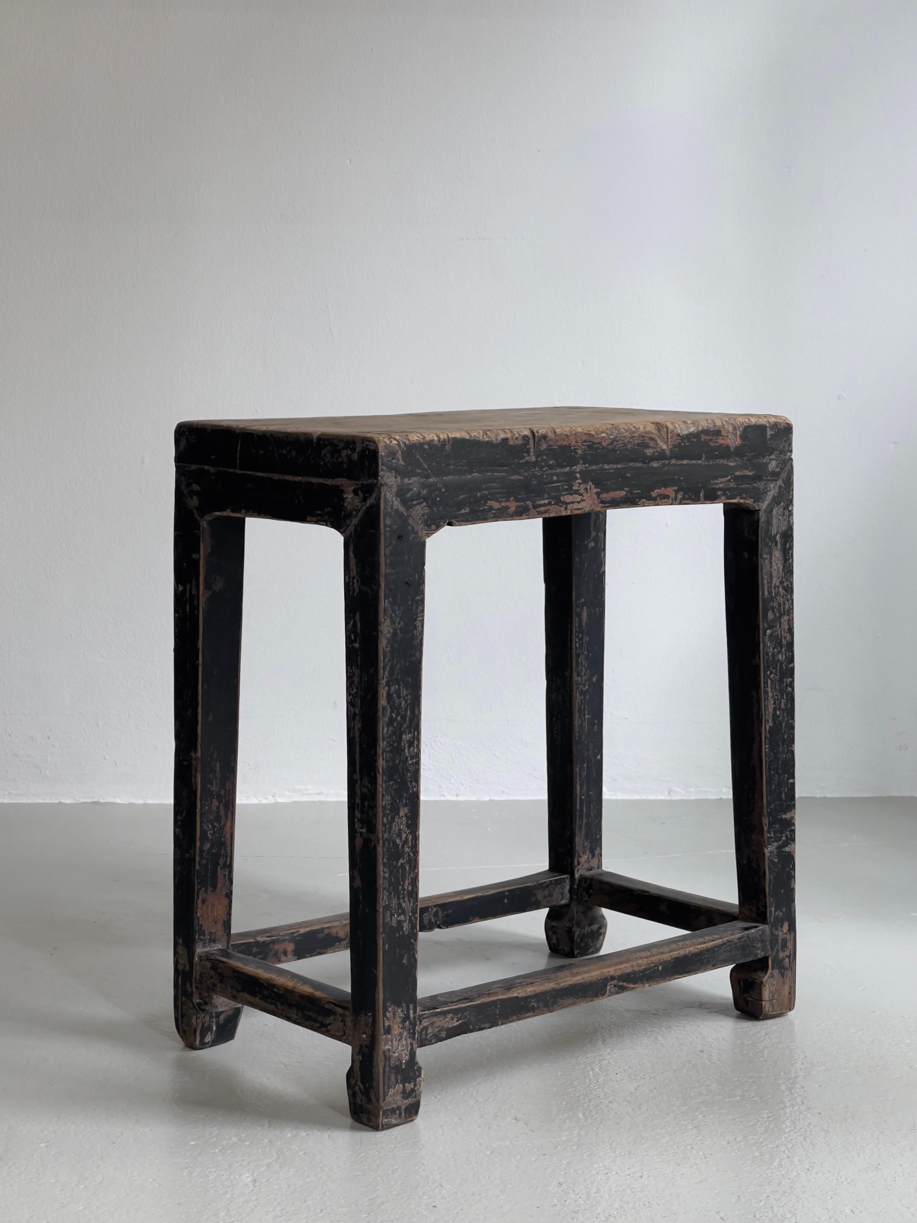 Danois Tabouret d'art et d'artisanat européen du début du 20e siècle en chêne massif et peinture noire d'origine. en vente