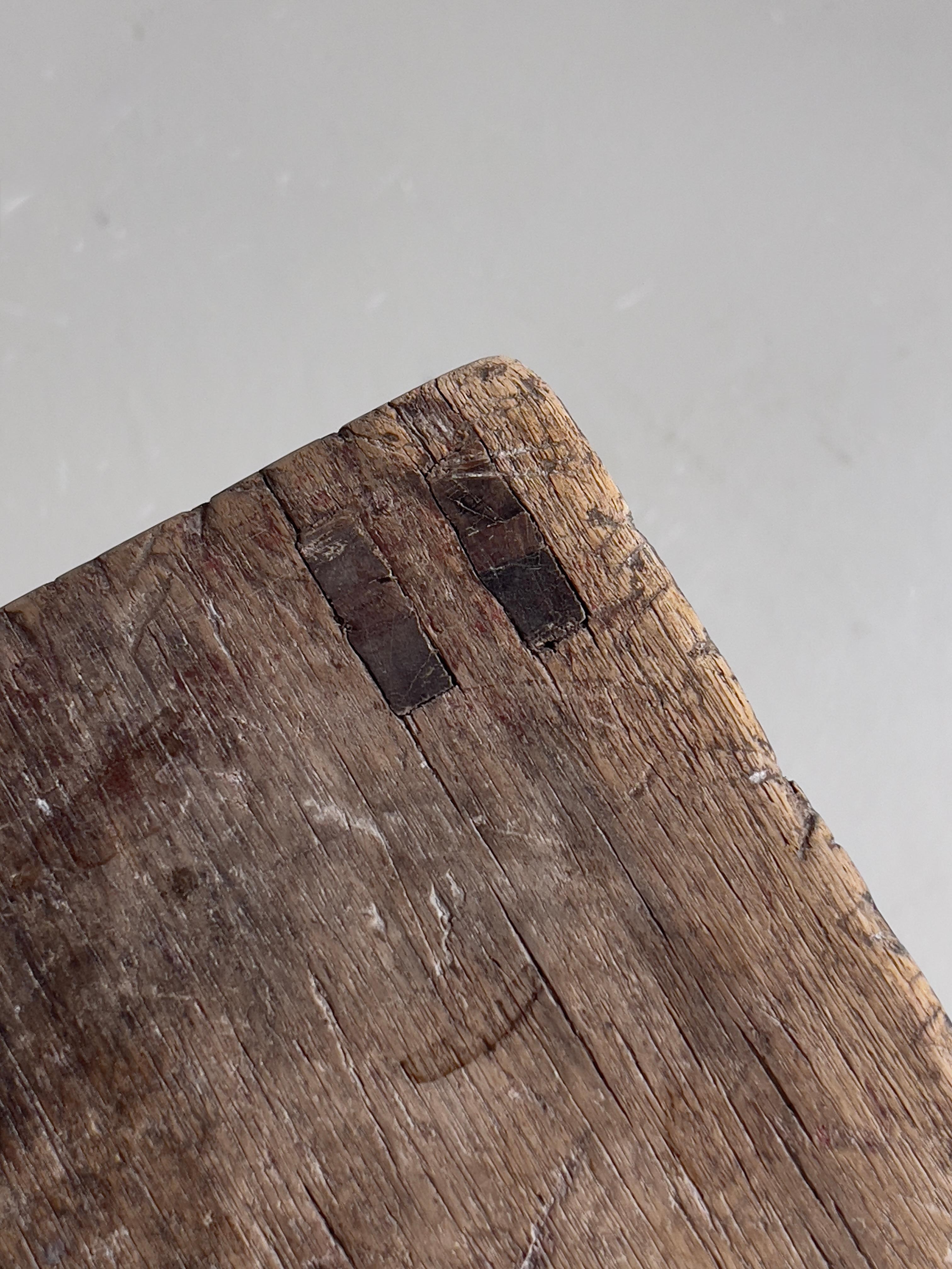 Fait main Tabouret d'art et d'artisanat européen du début du 20e siècle en chêne massif et peinture noire d'origine. en vente