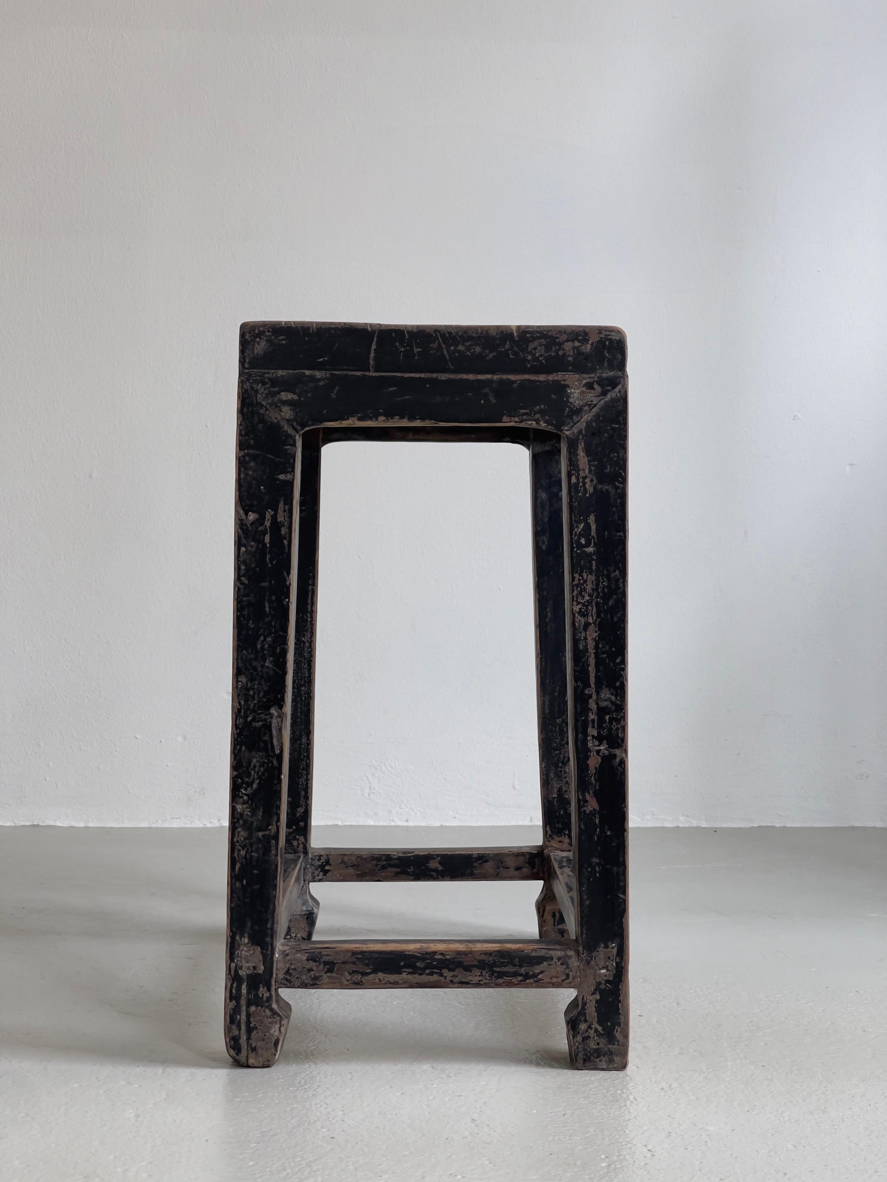 Tabouret d'art et d'artisanat européen du début du 20e siècle en chêne massif et peinture noire d'origine. Bon état - En vente à København K, 84
