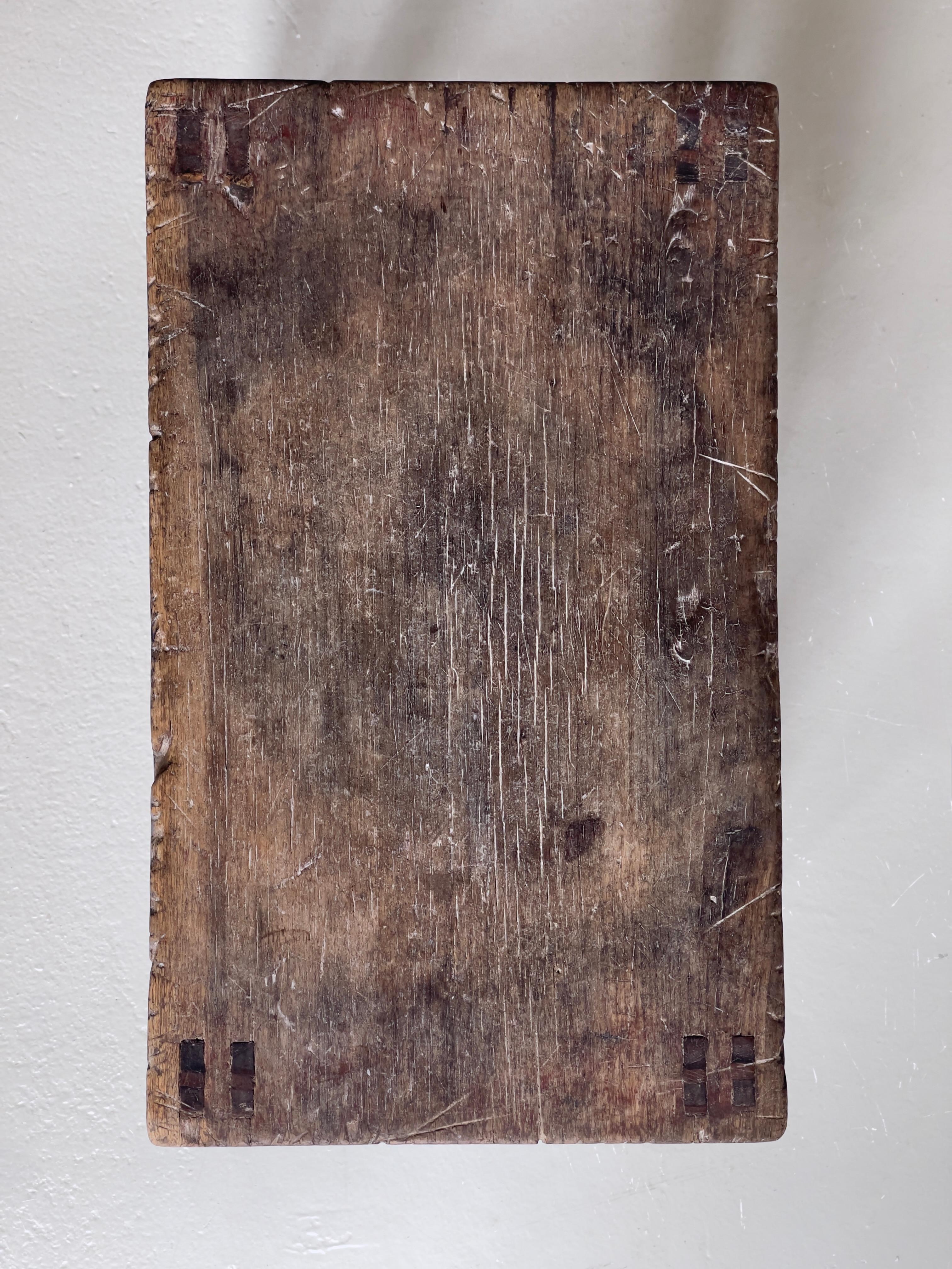 20ième siècle Tabouret d'art et d'artisanat européen du début du 20e siècle en chêne massif et peinture noire d'origine. en vente