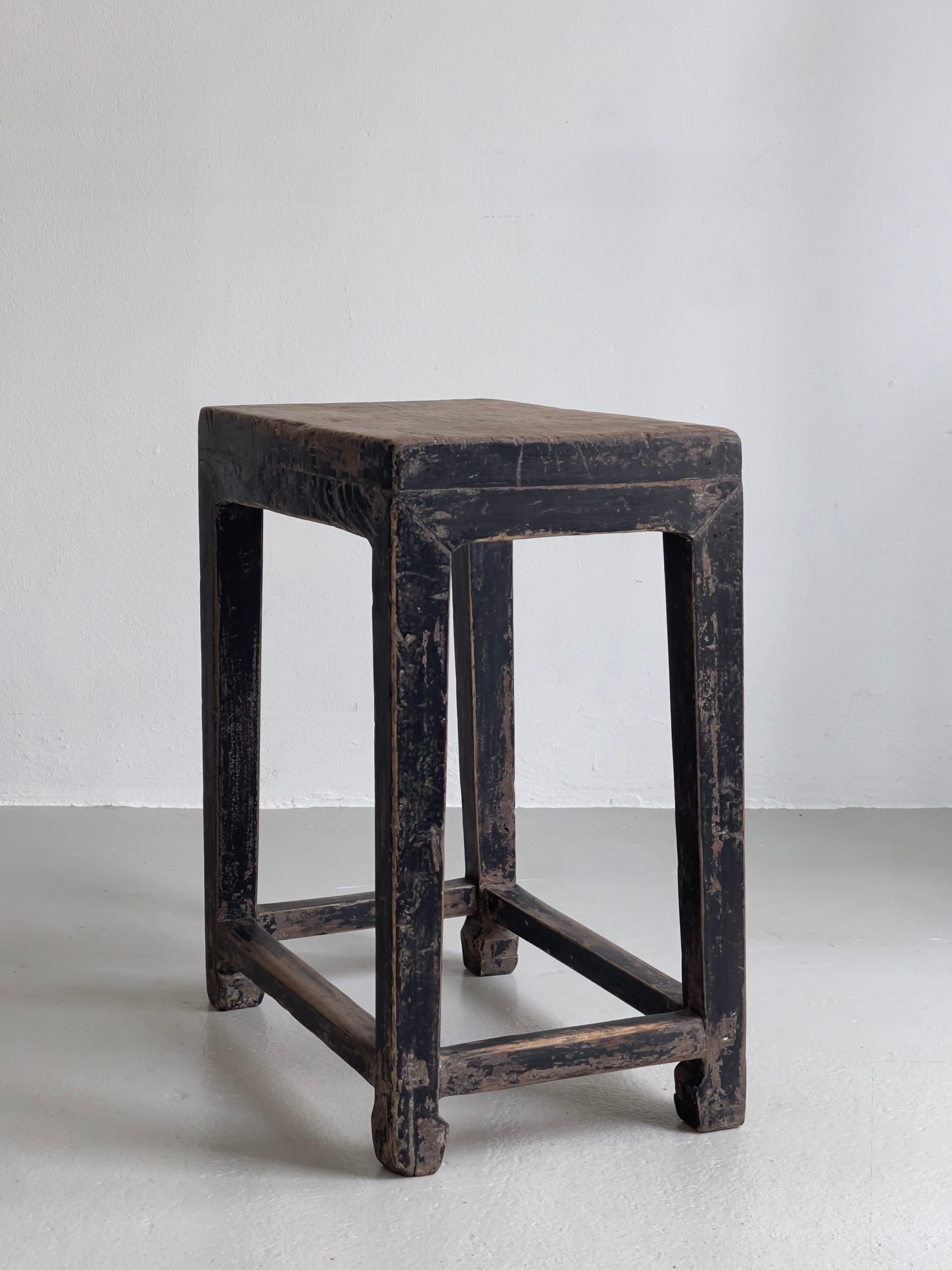 Chêne Tabouret d'art et d'artisanat européen du début du 20e siècle en chêne massif et peinture noire d'origine. en vente