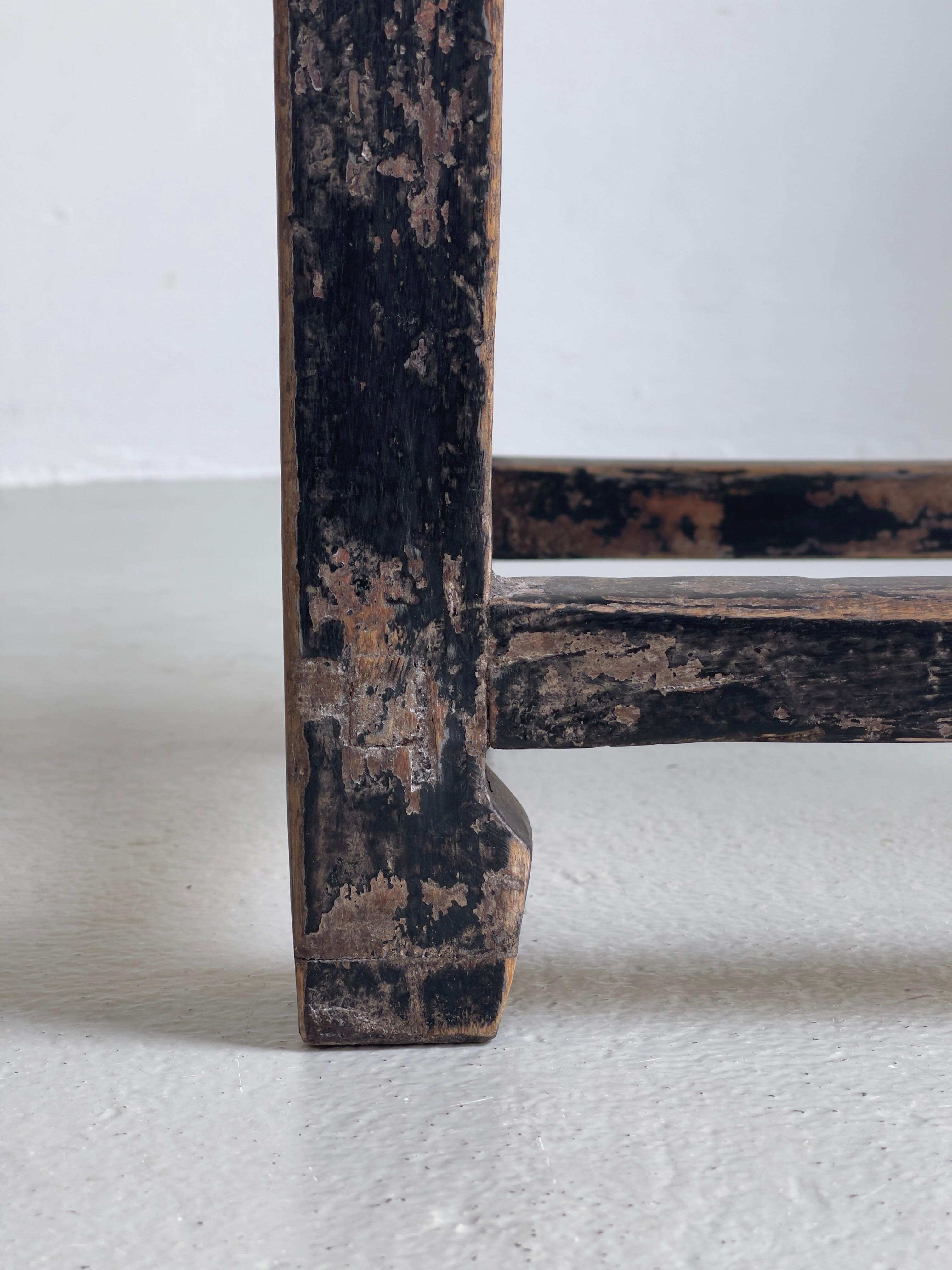 Tabouret d'art et d'artisanat européen du début du 20e siècle en chêne massif et peinture noire d'origine. en vente 1