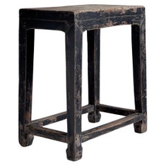 Taburete europeo de arte y artesanía de principios del siglo XX en roble macizo y pintura negra original.
