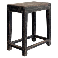 Europäischer Kunst- und Craft-Hocker des frühen 20. Jahrhunderts aus massiver Eiche mit schwarzer Originallackierung.