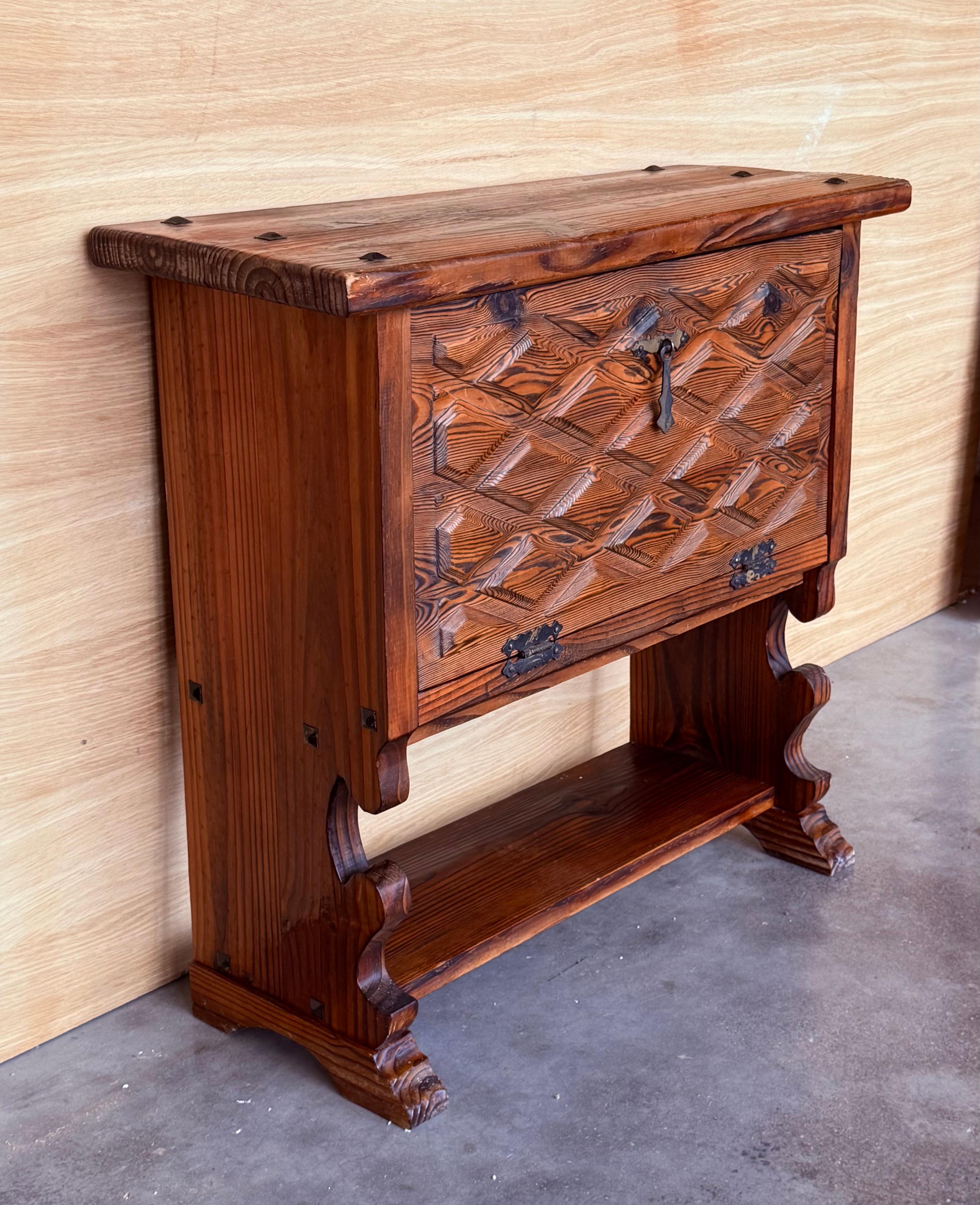 Early 20th Fall front Door rustic console Table with Shelve In Good Condition For Sale In Miami, FL