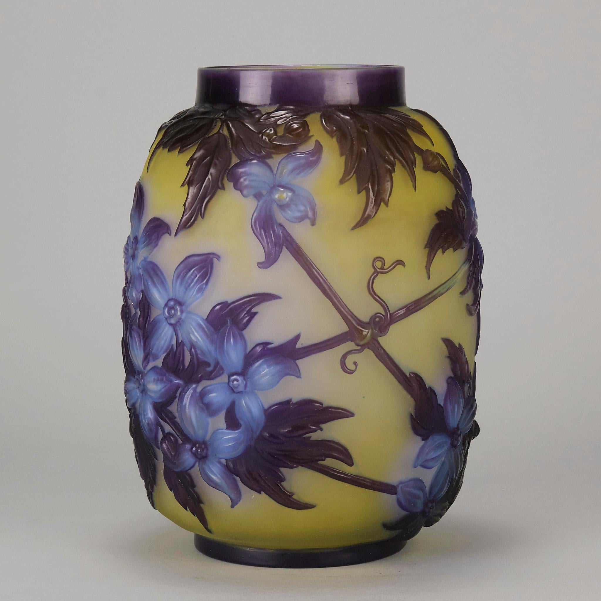 Vase en verre camé français du début du 20e siècle intitulé « Vase Clematis » par Emille Galle en vente 2