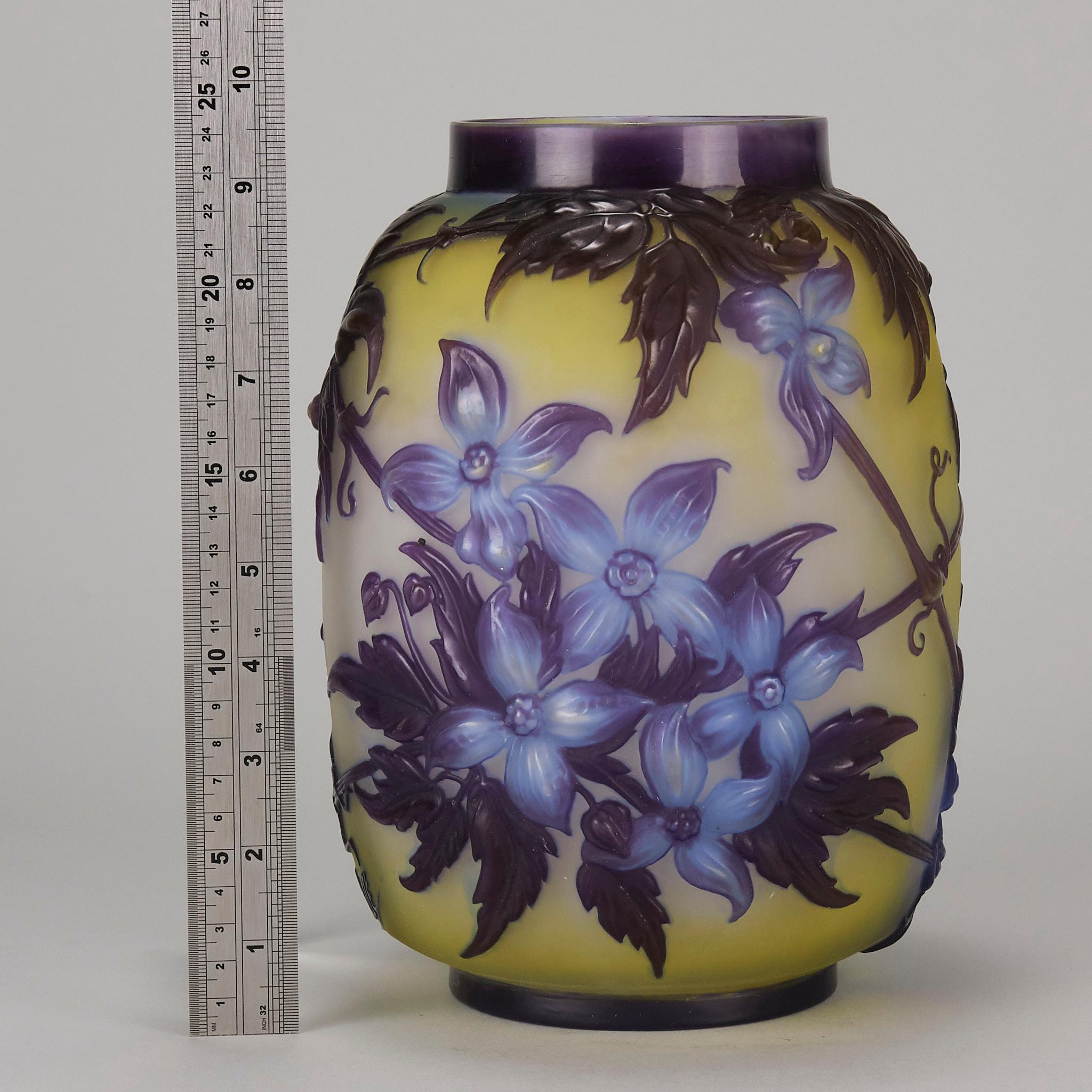 Französische Kamee-Glasvase des frühen 20. Jahrhunderts mit dem Titel „Clematis-Vase“ von Emille Galle im Angebot 6