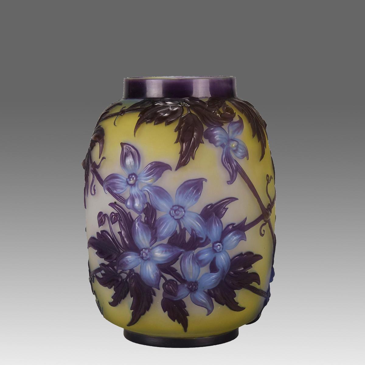 Étonnant et rare vase en verre soufflé camée français du début du 20e siècle, avec un décor soufflé au moule de clématites en fleurs dans des couleurs bleues et violettes sur un champ jaune vibrant, signé Gallé.

INFORMATIONS COMPLÉMENTAIRES
Hauteur