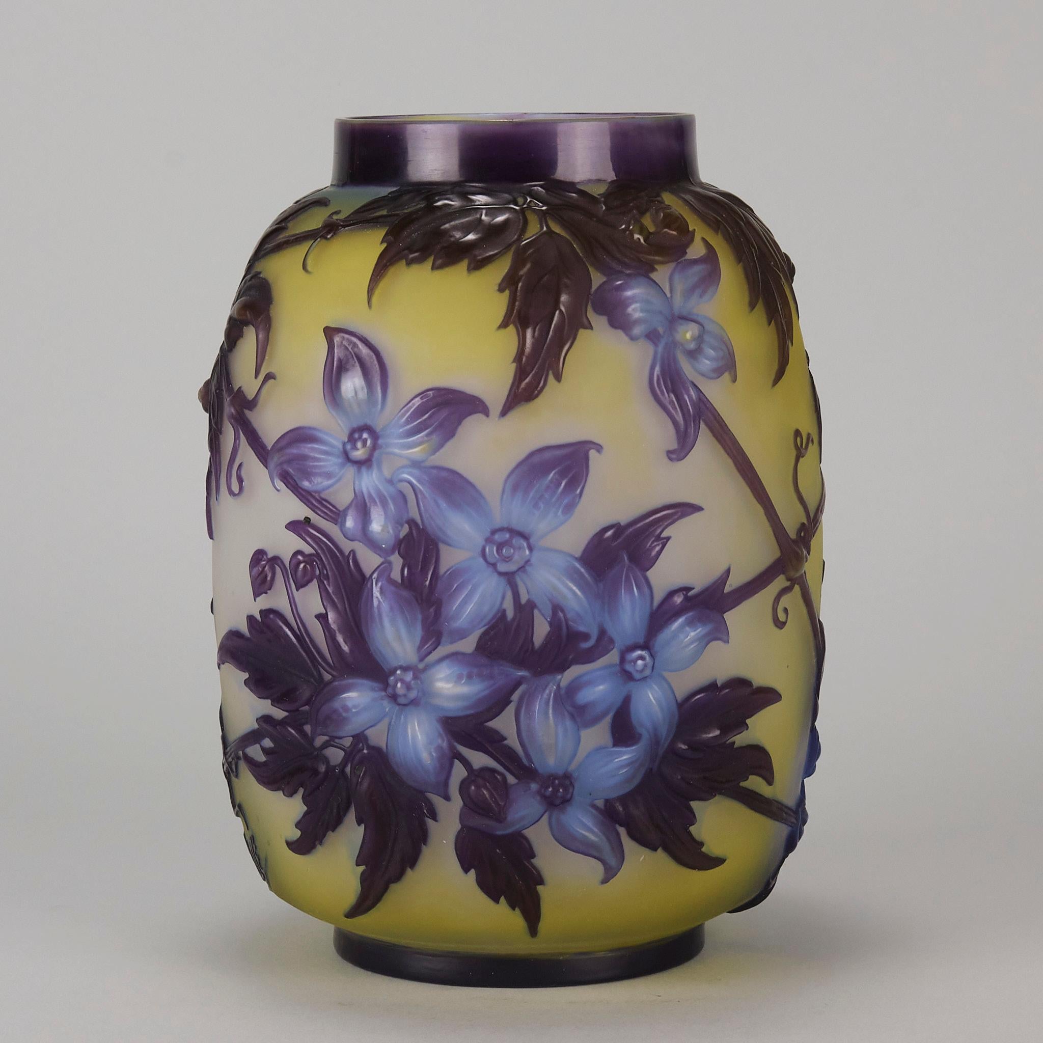 Französische Kamee-Glasvase des frühen 20. Jahrhunderts mit dem Titel „Clematis-Vase“ von Emille Galle (Art nouveau) im Angebot