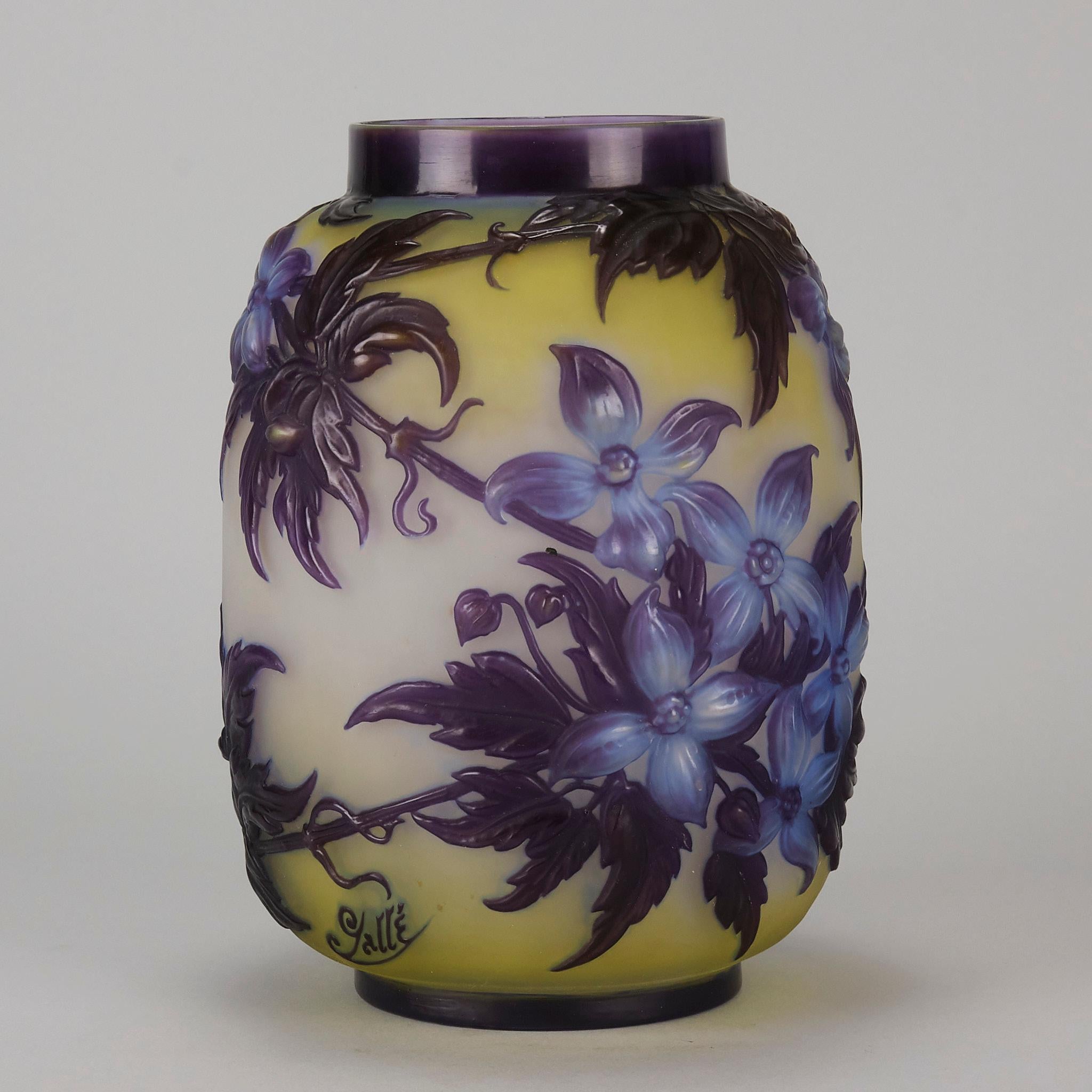 Französische Kamee-Glasvase des frühen 20. Jahrhunderts mit dem Titel „Clematis-Vase“ von Emille Galle (Geformt) im Angebot