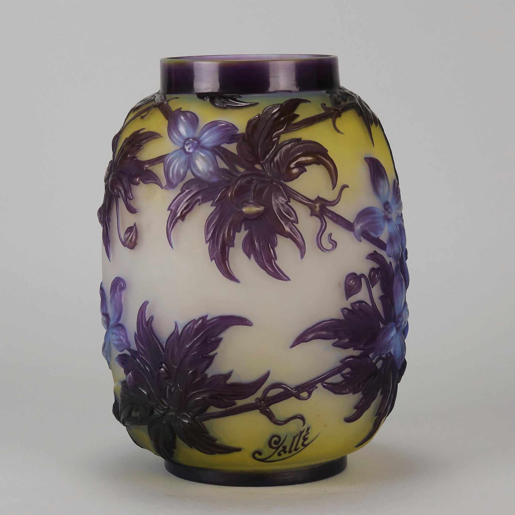 Französische Kamee-Glasvase des frühen 20. Jahrhunderts mit dem Titel „Clematis-Vase“ von Emille Galle im Zustand „Hervorragend“ im Angebot in London, GB