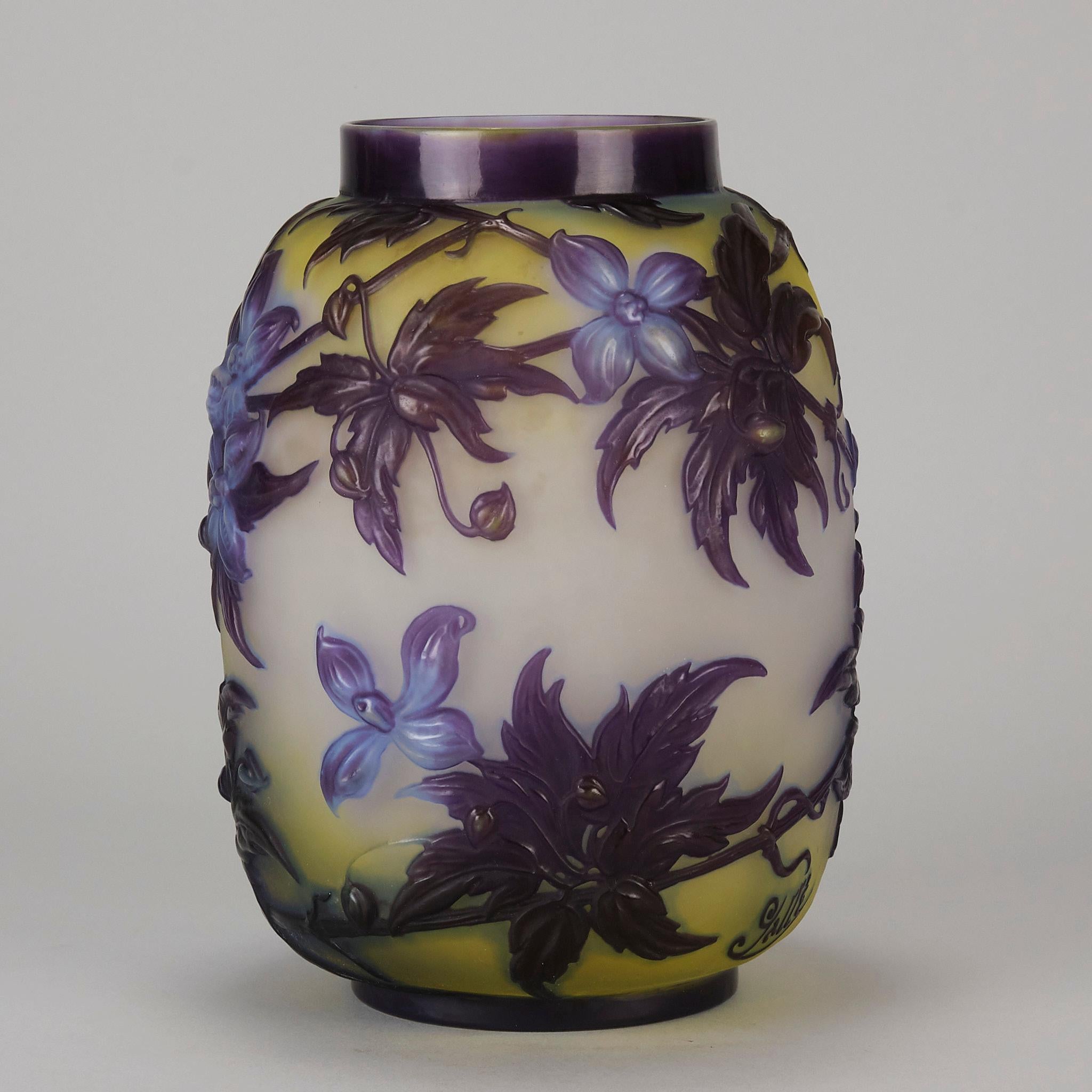 Vase en verre camé français du début du 20e siècle intitulé « Vase Clematis » par Emille Galle Excellent état - En vente à London, GB