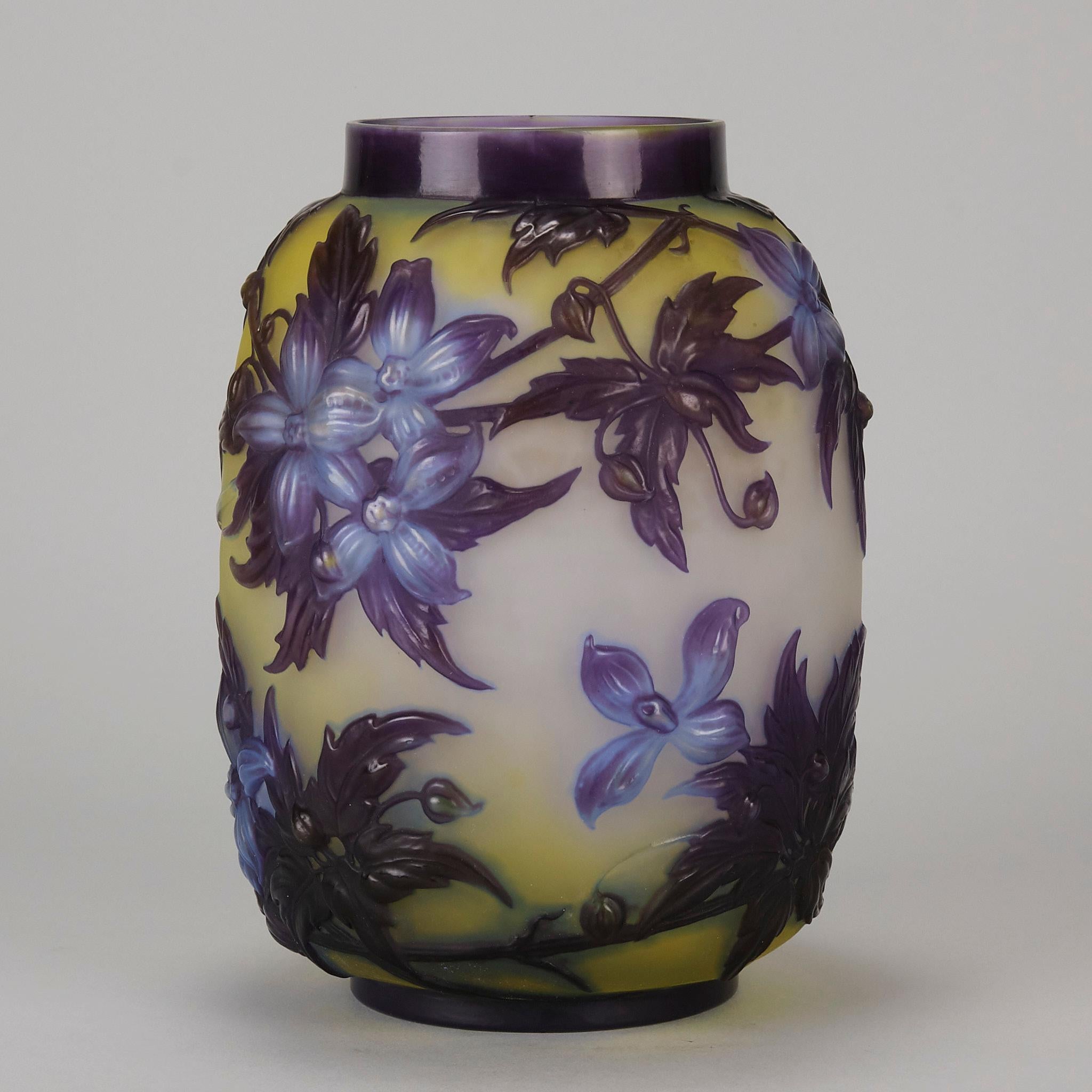 20ième siècle Vase en verre camé français du début du 20e siècle intitulé « Vase Clematis » par Emille Galle en vente