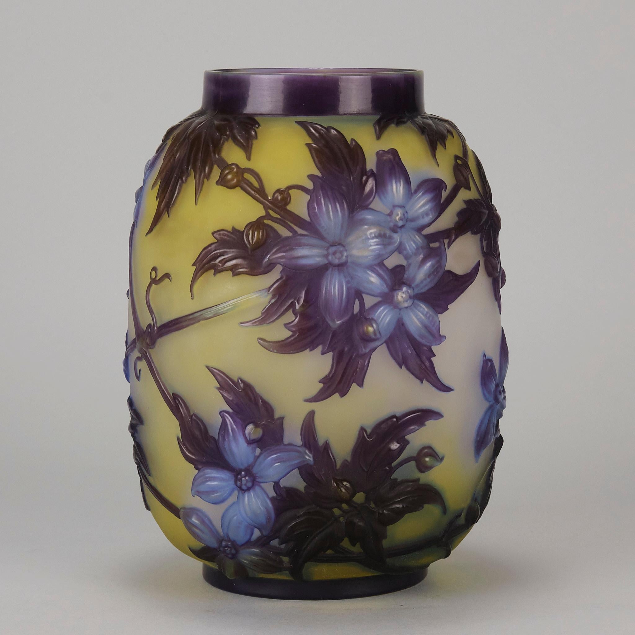 Französische Kamee-Glasvase des frühen 20. Jahrhunderts mit dem Titel „Clematis-Vase“ von Emille Galle im Angebot 3