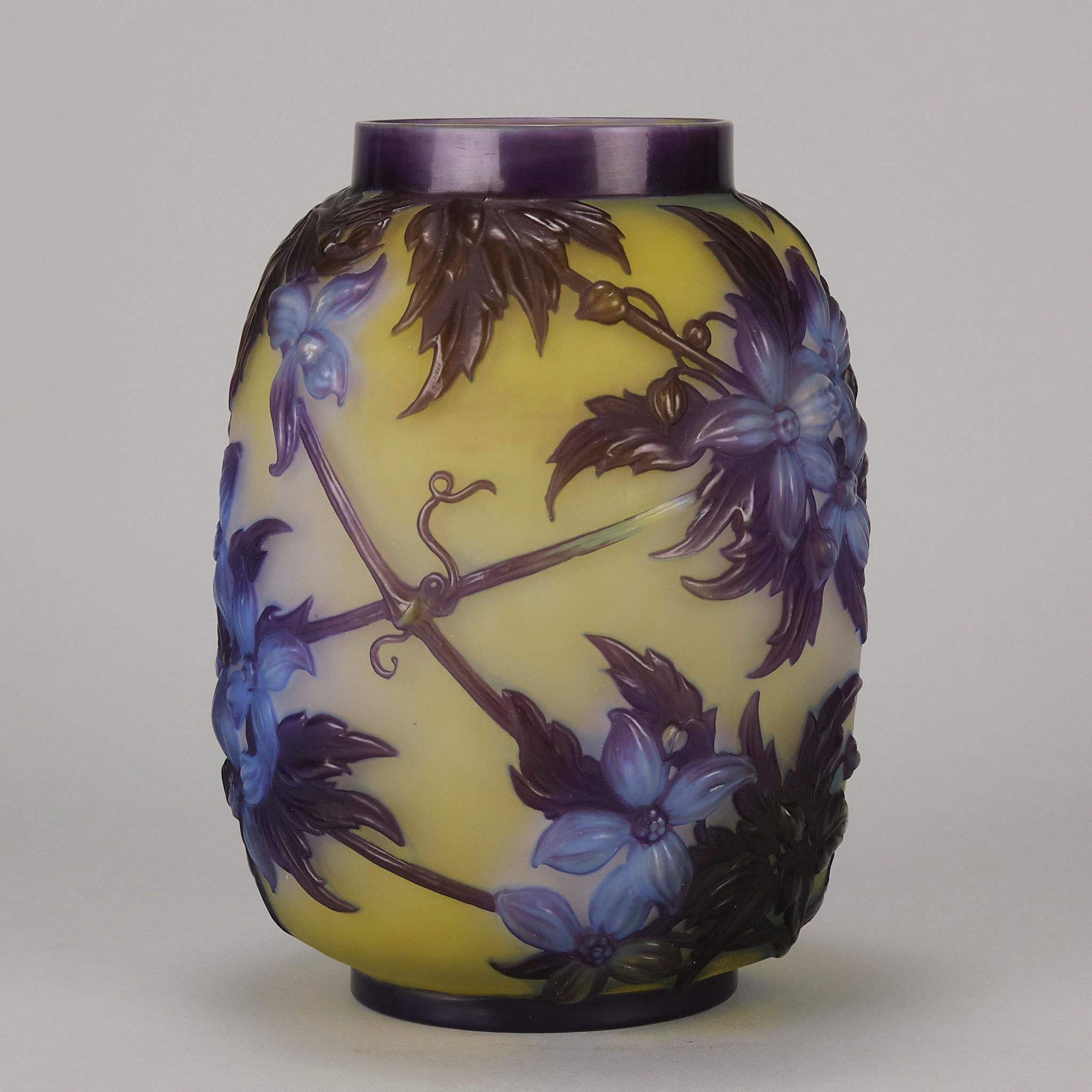Französische Kamee-Glasvase des frühen 20. Jahrhunderts mit dem Titel „Clematis-Vase“ von Emille Galle im Angebot 4