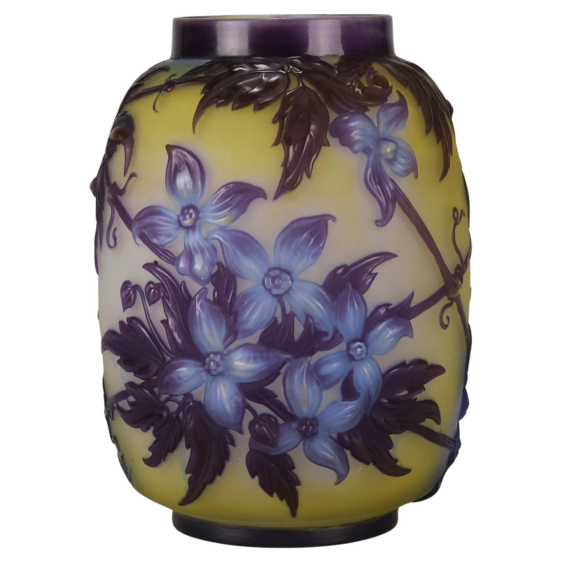 Französische Kamee-Glasvase des frühen 20. Jahrhunderts mit dem Titel „Clematis-Vase“ von Emille Galle im Angebot