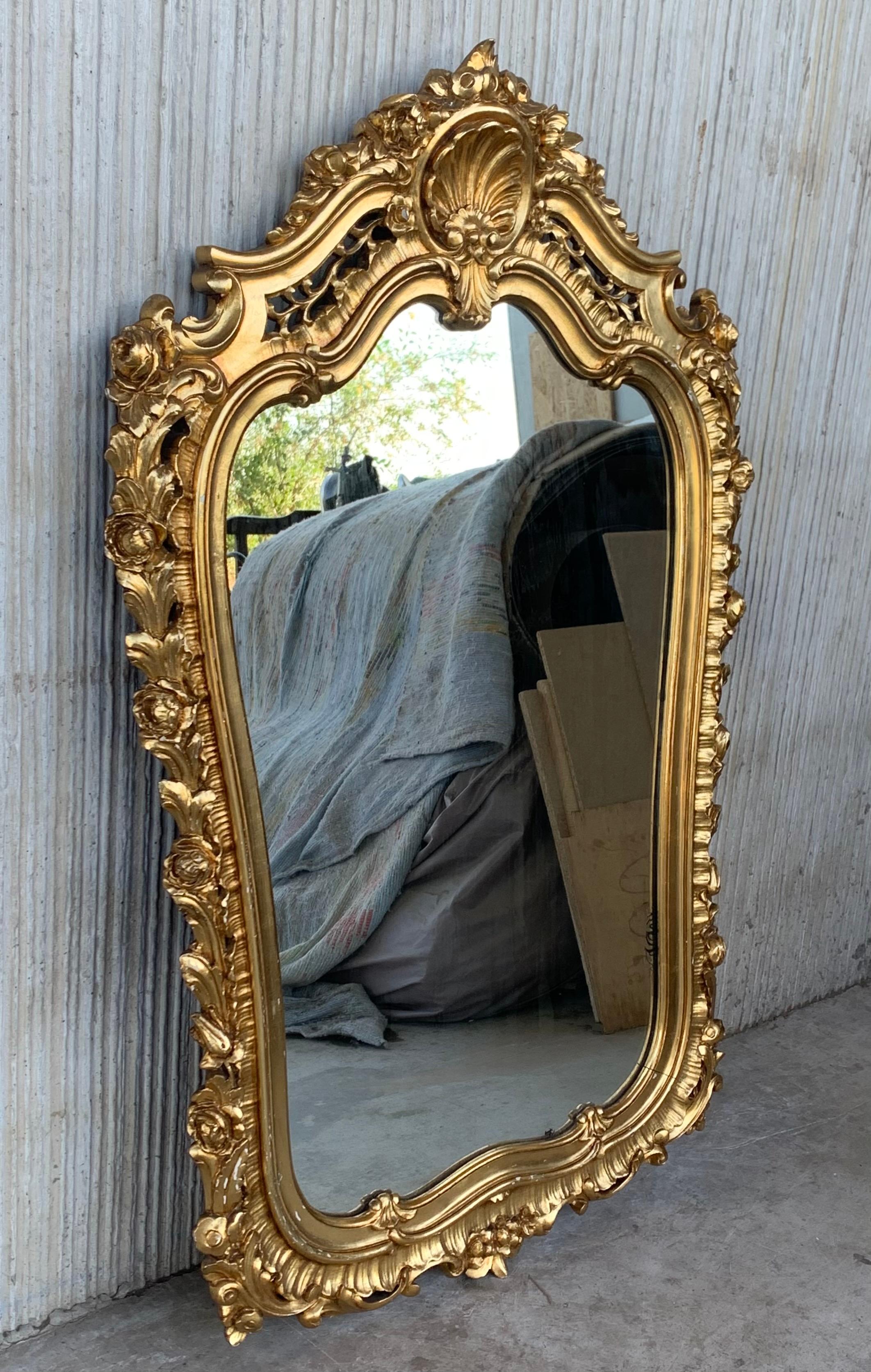 Specchio rettangolare in legno dorato intagliato del periodo Impero francese dei primi del Novecento con stemma
Un'eccezionale coppia di specchi italiani intagliati e dorati a mano. Con fiori molto intagliati, vetri originali (forse ri-silverati) e