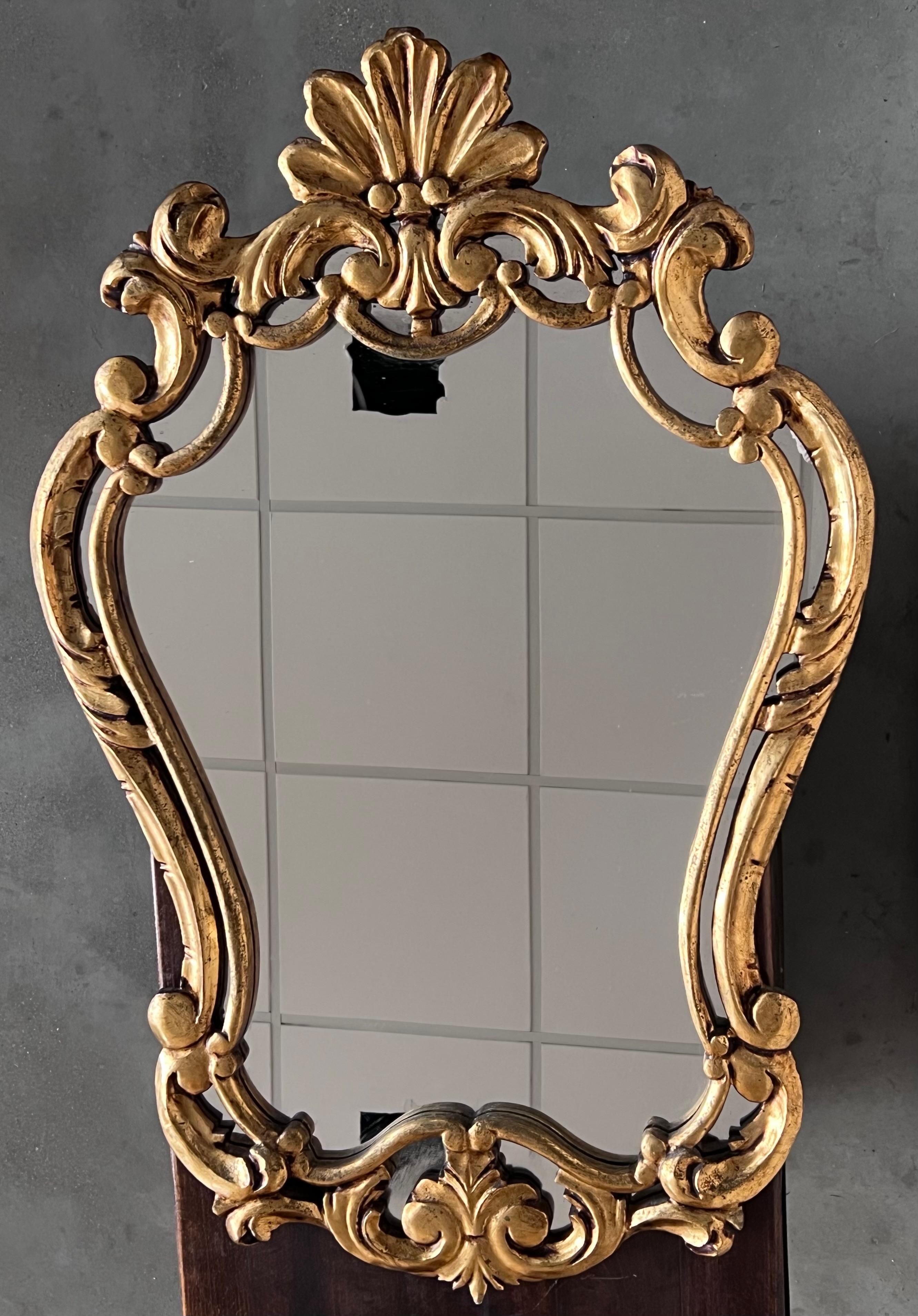 Früher 20. französischer Empire-Spiegel aus vergoldetem Holz, geschnitzt (Regency) im Angebot