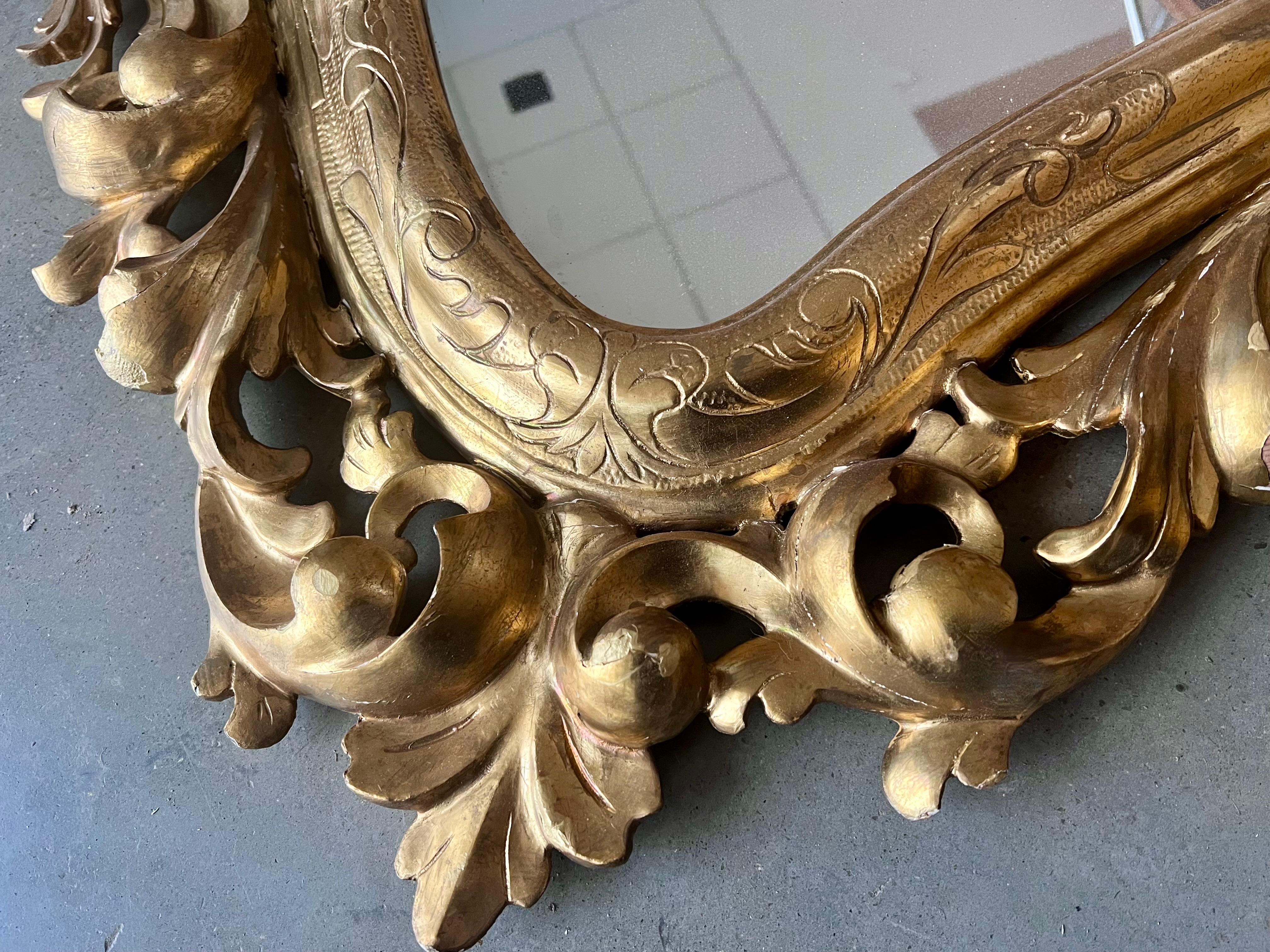 italien Miroir en bois sculpté et doré du début du XXe siècle de style Empire français en vente
